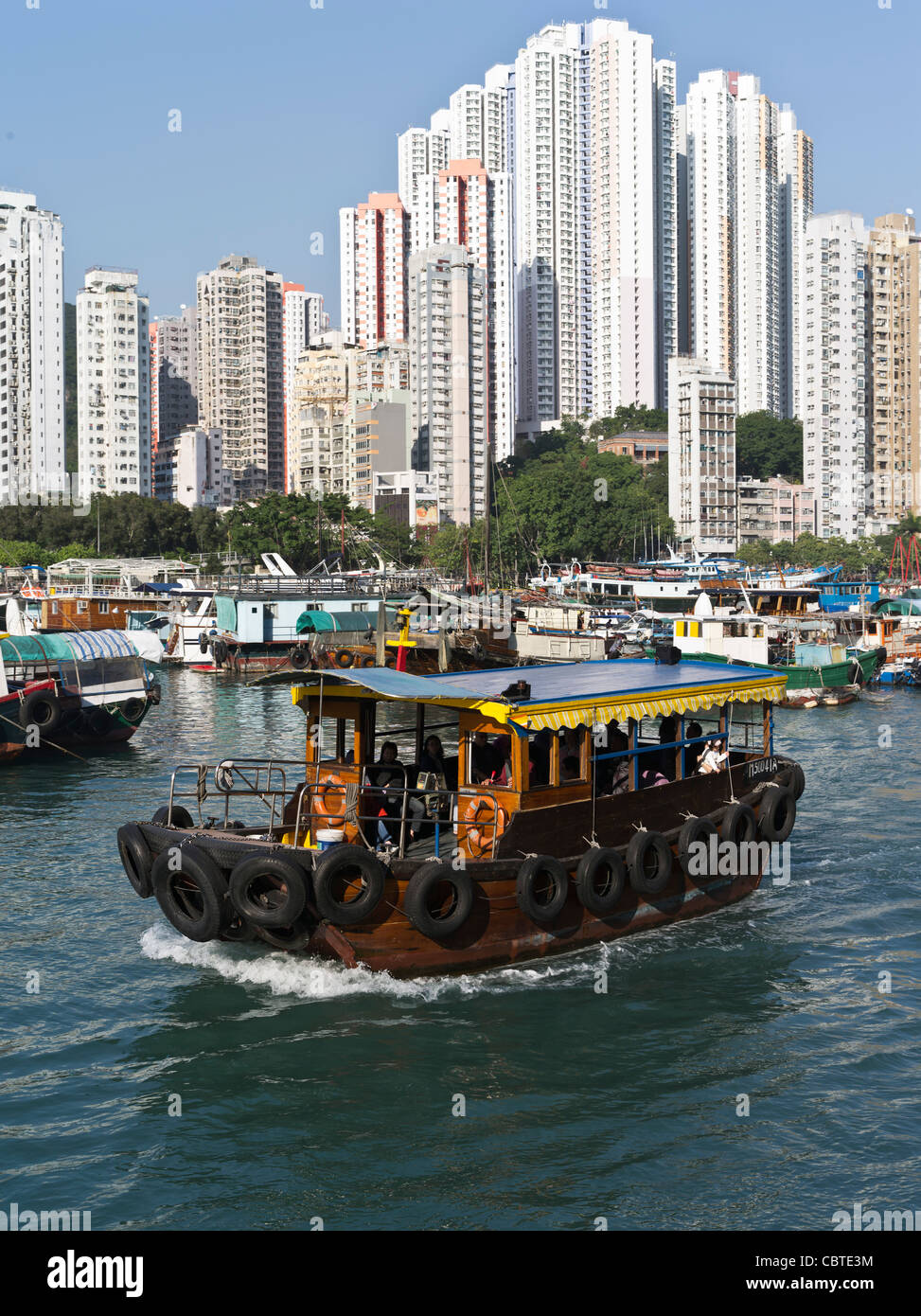 dh Aberdeen Harbour ABERDEEN HONG KONG AP Lei Chau ferry sampan aberdeen gratte-ciel tour résidentielle blocs hk chine port junks Banque D'Images
