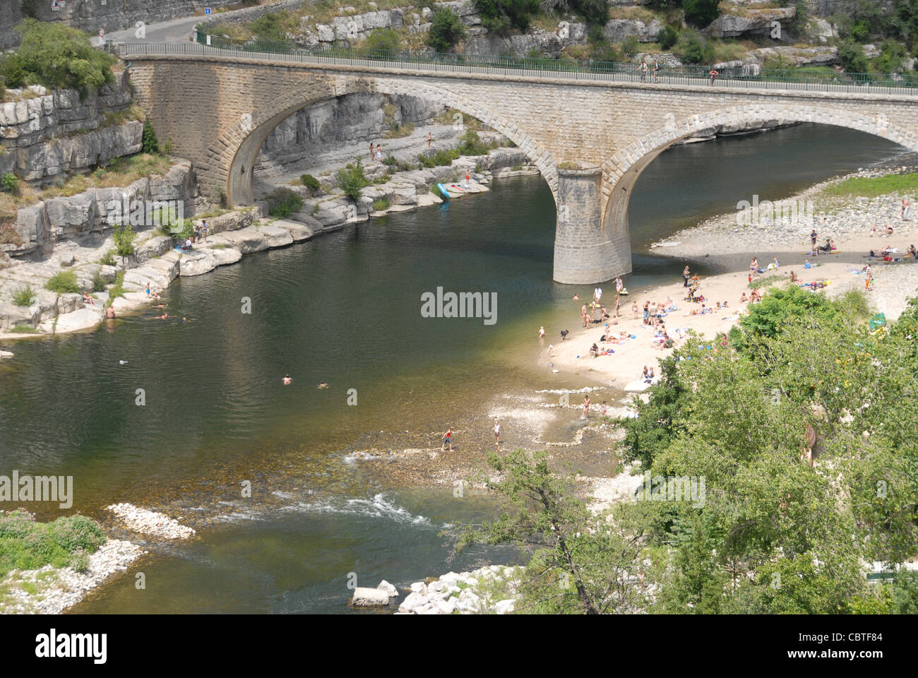 Arc d'un pont traversant la rivière Ardèche à Balazuc, l'un des plus beaux villages de France, dans le sud de la France Banque D'Images