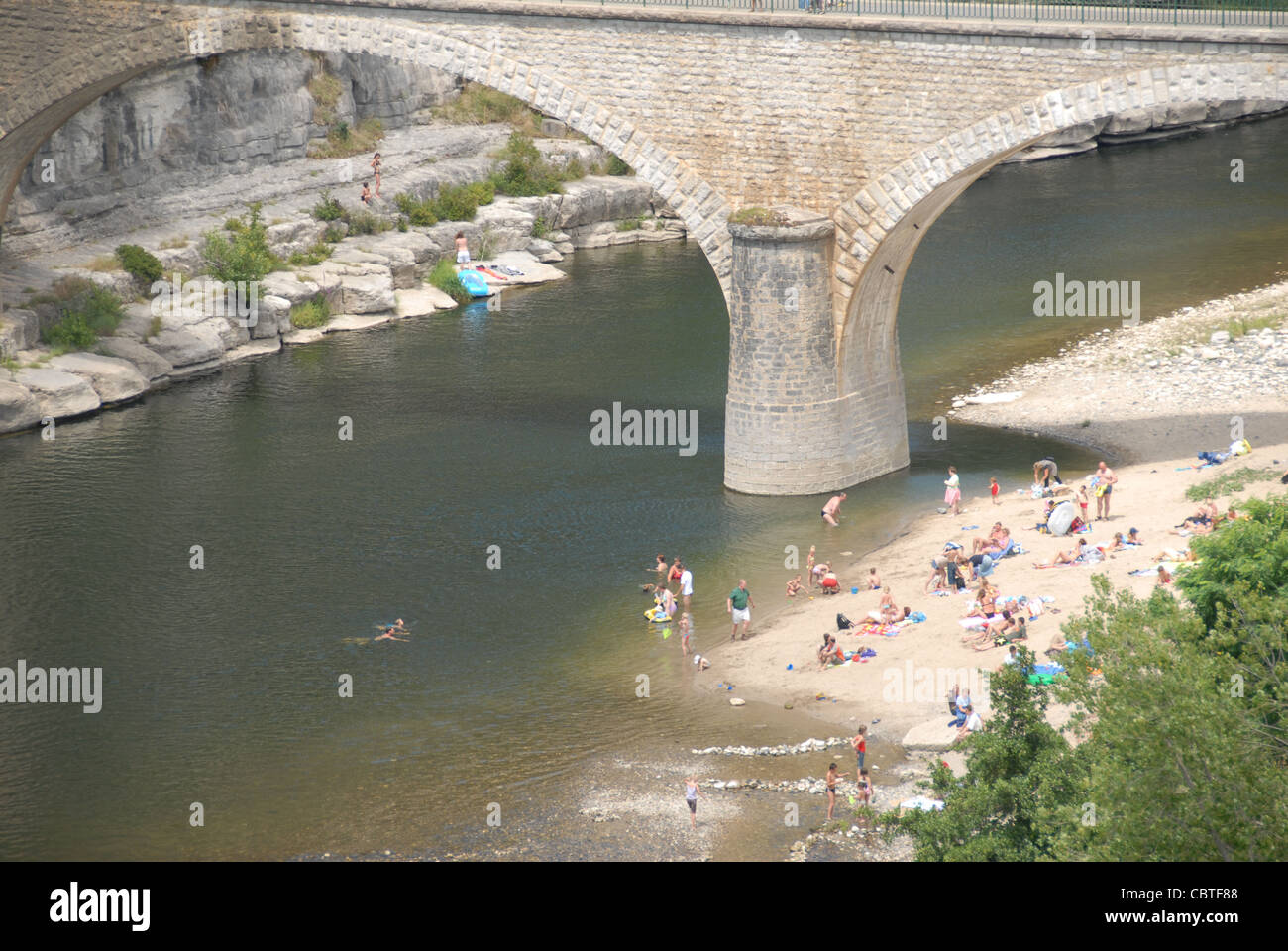 Arc d'un pont traversant la rivière Ardèche à Balazuc, l'un des plus beaux villages de France, dans le sud de la France Banque D'Images