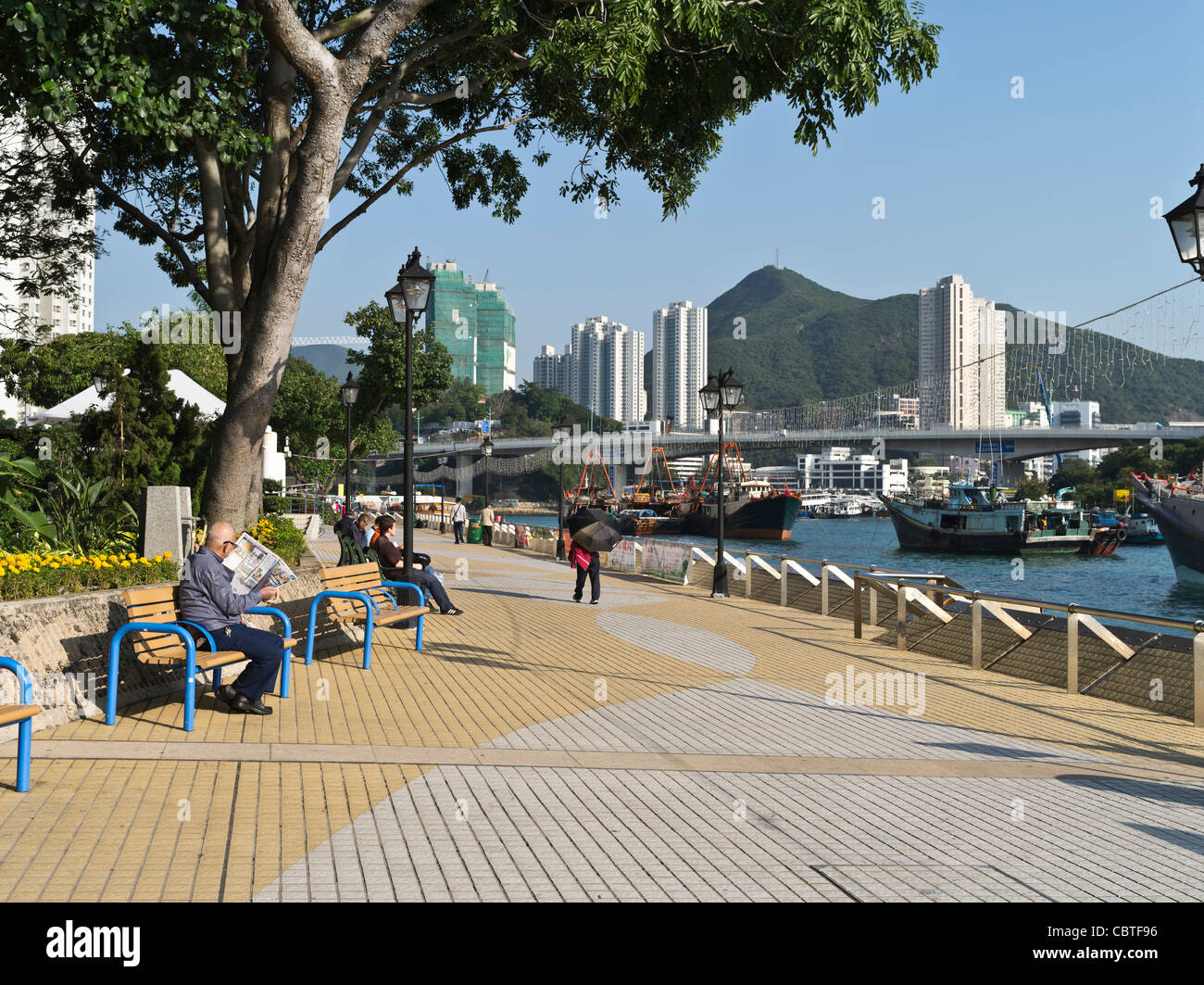 dh Aberdeens Promenade ABERDEEN HARBOUR HONG KONG ISLAND Chinois détendez-vous sur le banc Banque D'Images