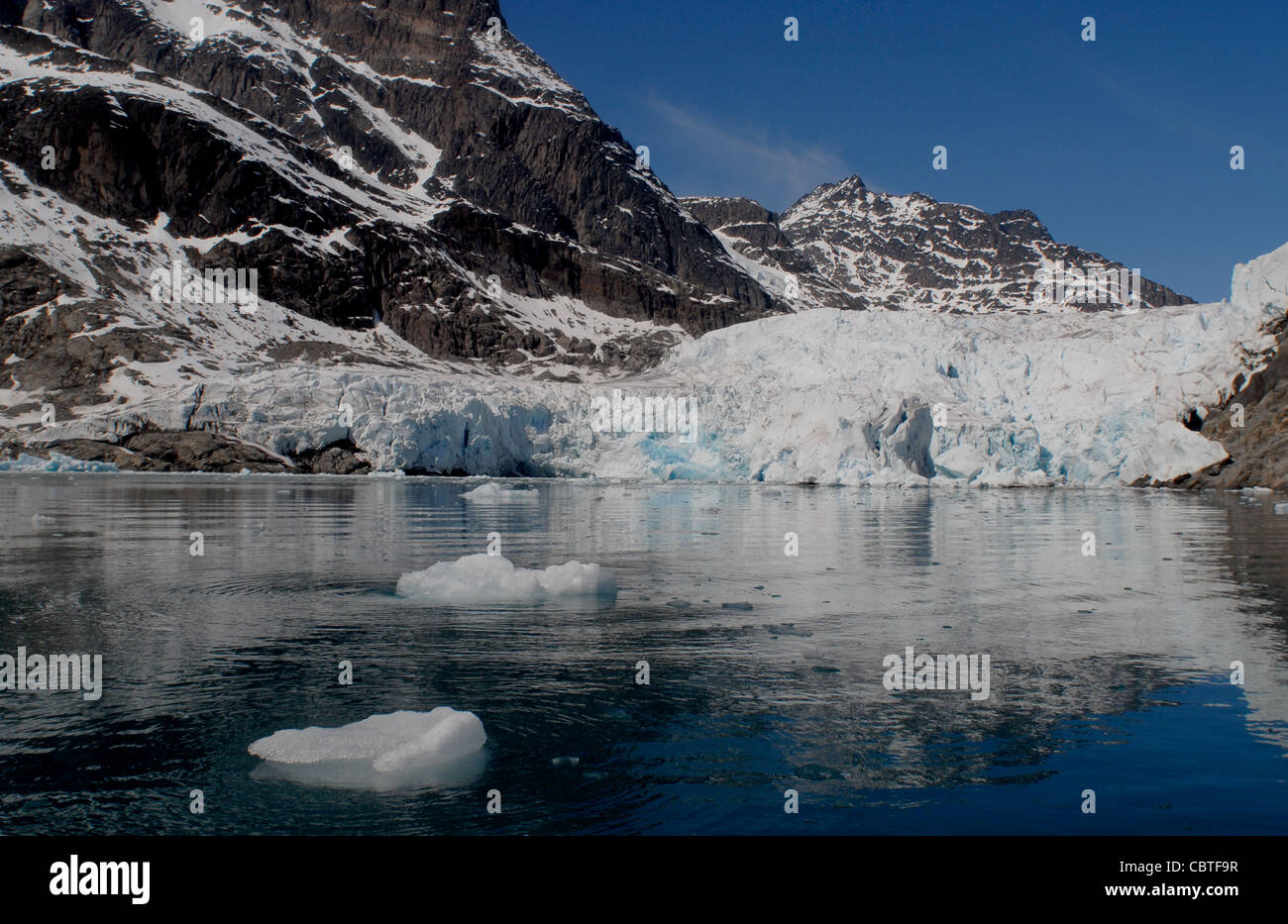 L'écoulement des glaciers de l'inlandsis de Maniitsoq dans Kangerlussuatsiaq Fjord dans l'ouest du Groenland, Danemark Banque D'Images