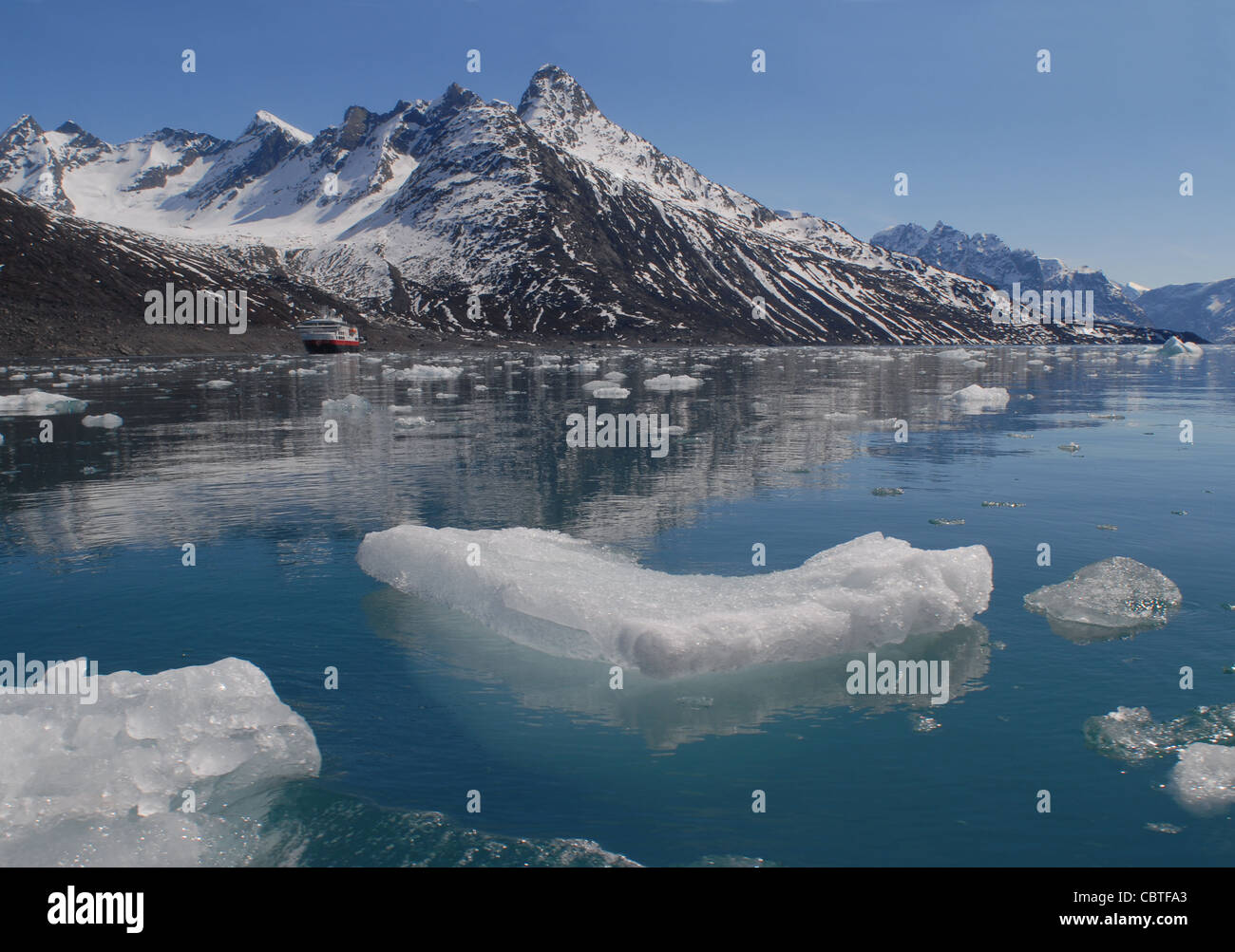 La glace, la neige, et des pics de montagne à Kangerlussuatsiaq Fjord (ancienne orthographe : Kangerdlugssuatsiaq : danois, Evighedsfjorden), Groenland Banque D'Images