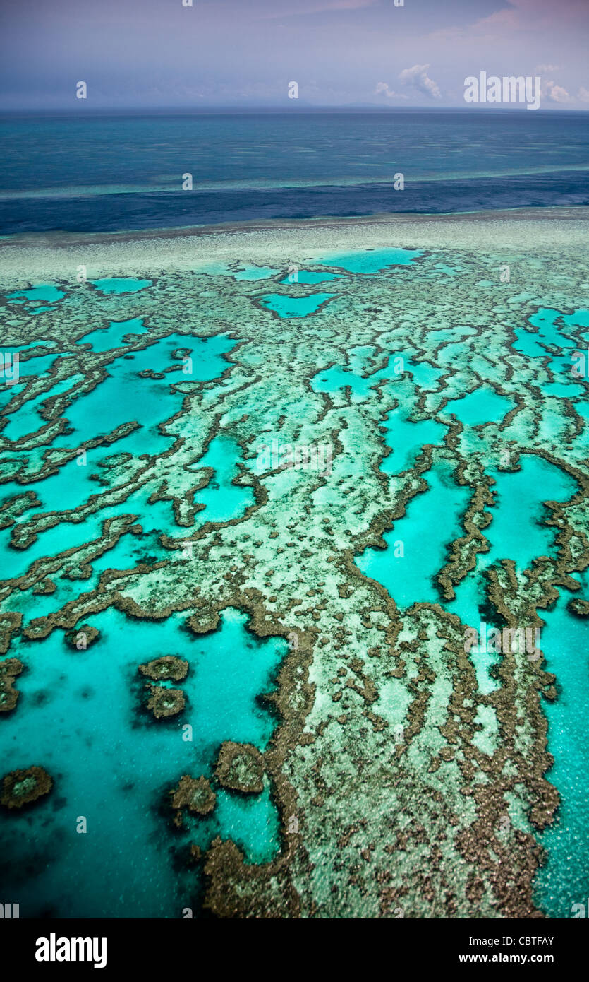 Le canal d'eau connue sous le nom de la rivière près de Hardy Reef, au large des Iles Whitsunday Coast, Queensland, Australie. Banque D'Images