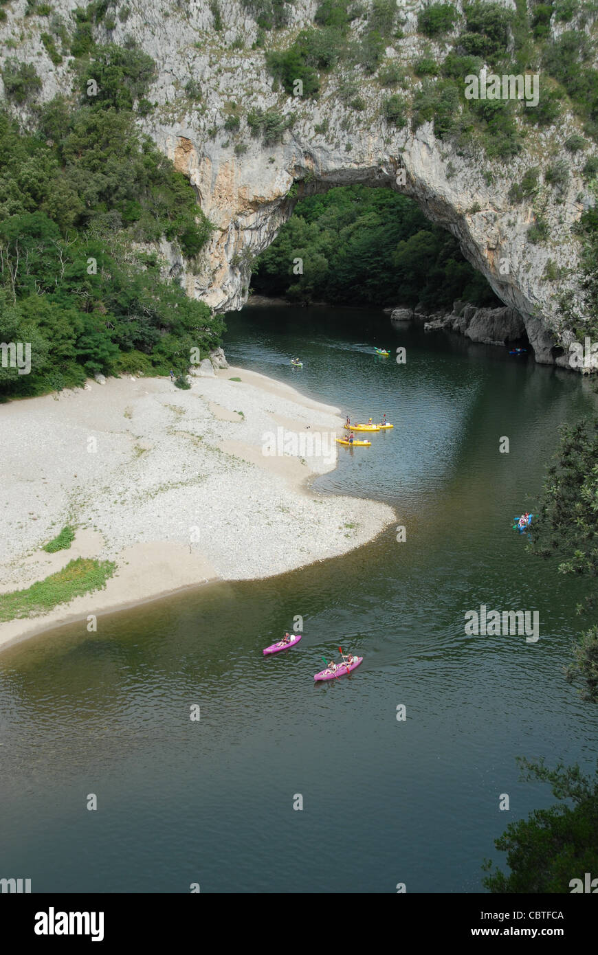 Le Pont d'Arc de la rivière Ardèche, dans le sud de la France, une destination populaire pour le canotage et canoës Banque D'Images