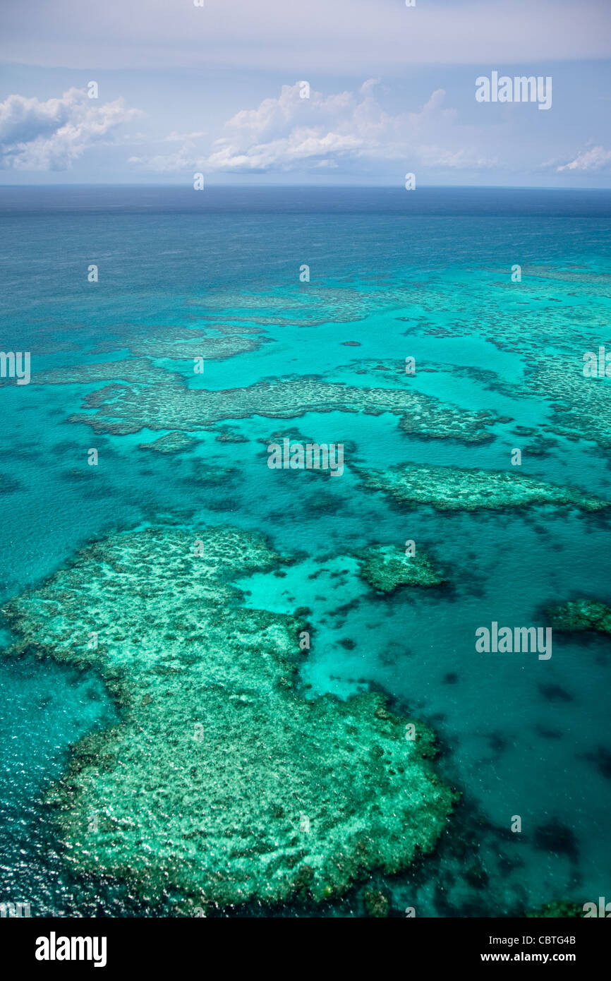 Vues aériennes de la spectaculaire Grande Barrière de Corail près de îles Whitsunday dans le Queensland, Australie. Banque D'Images