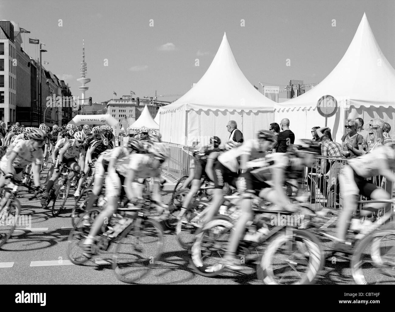 Youngclassics vélo course autour de la Binnenalster dans le cadre de la Vattenfall Cyclassics dans la ville allemande de Hambourg. Banque D'Images