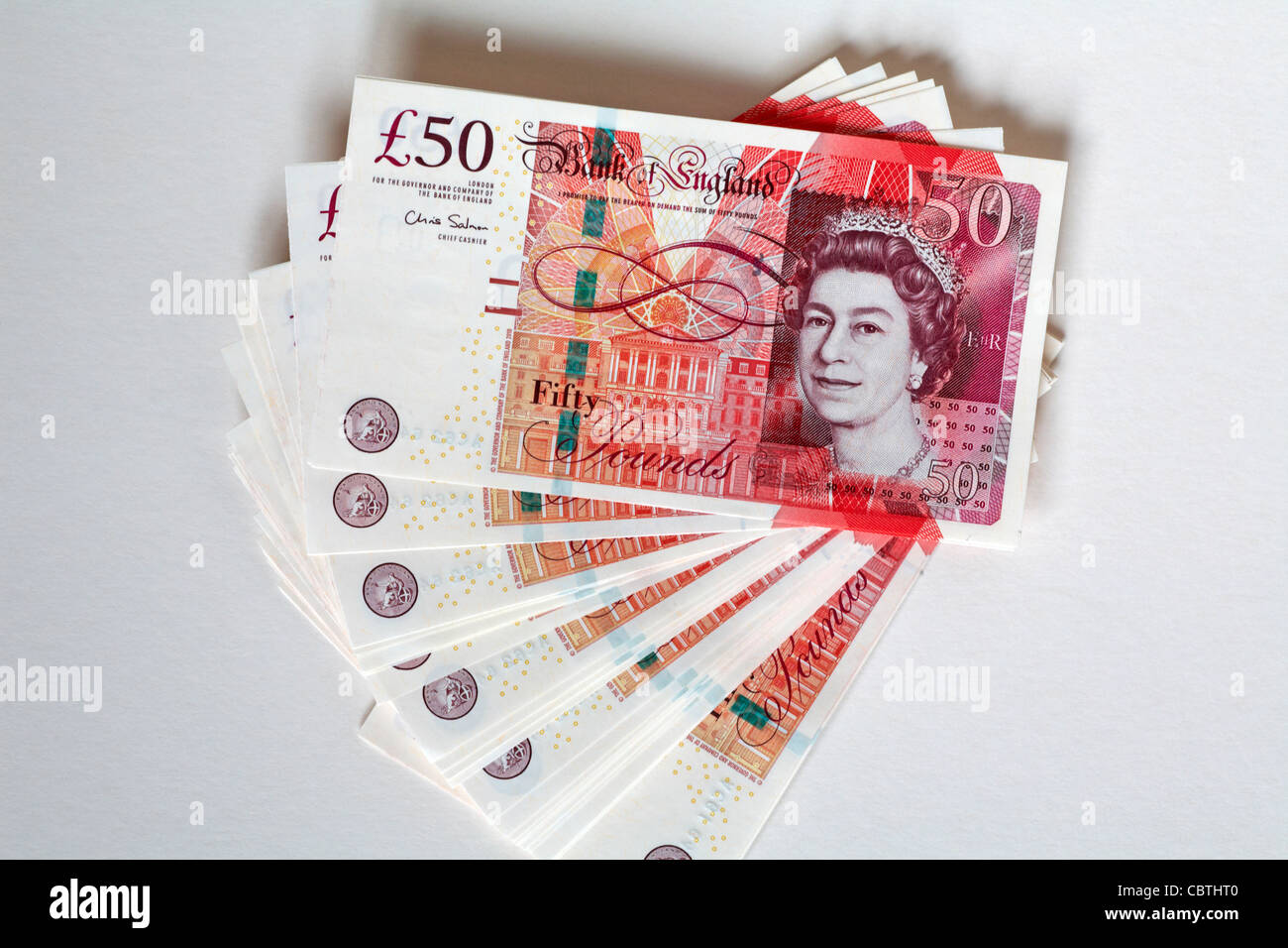 Pile de nouveau £50 remarques isolé sur fond blanc Banque D'Images