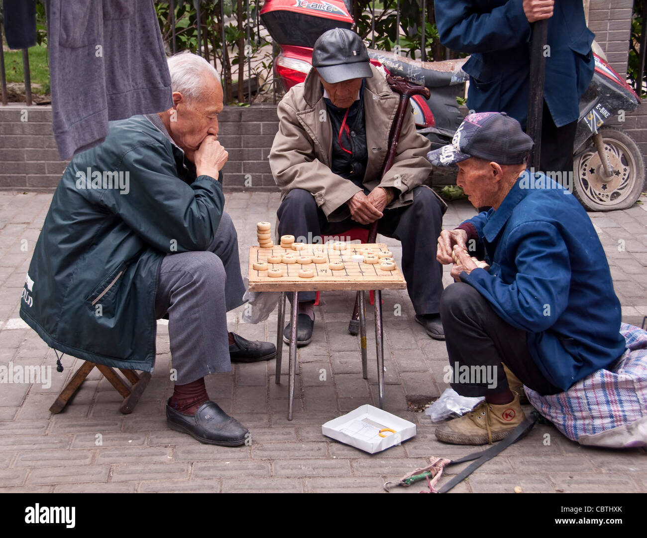 Les joueurs d'échecs chinois dans une strret de Shanghai Banque D'Images