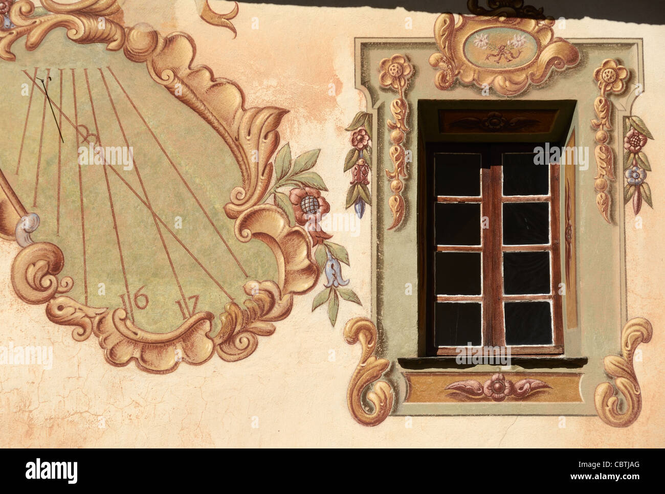Fenêtre baroque, décor ou décoration baroque et Sundial Saorge monastère franciscain Saorge dans la vallée de la Roya Alpes-Maritimes France Banque D'Images
