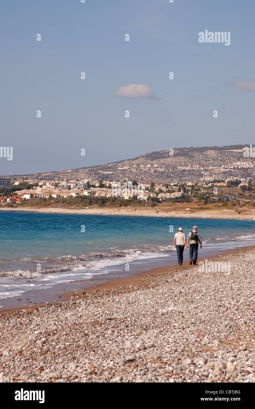 Tourist couple walking in the surf sur une plage de Chypre. Près de Coral Bay, à Chypre. Banque D'Images