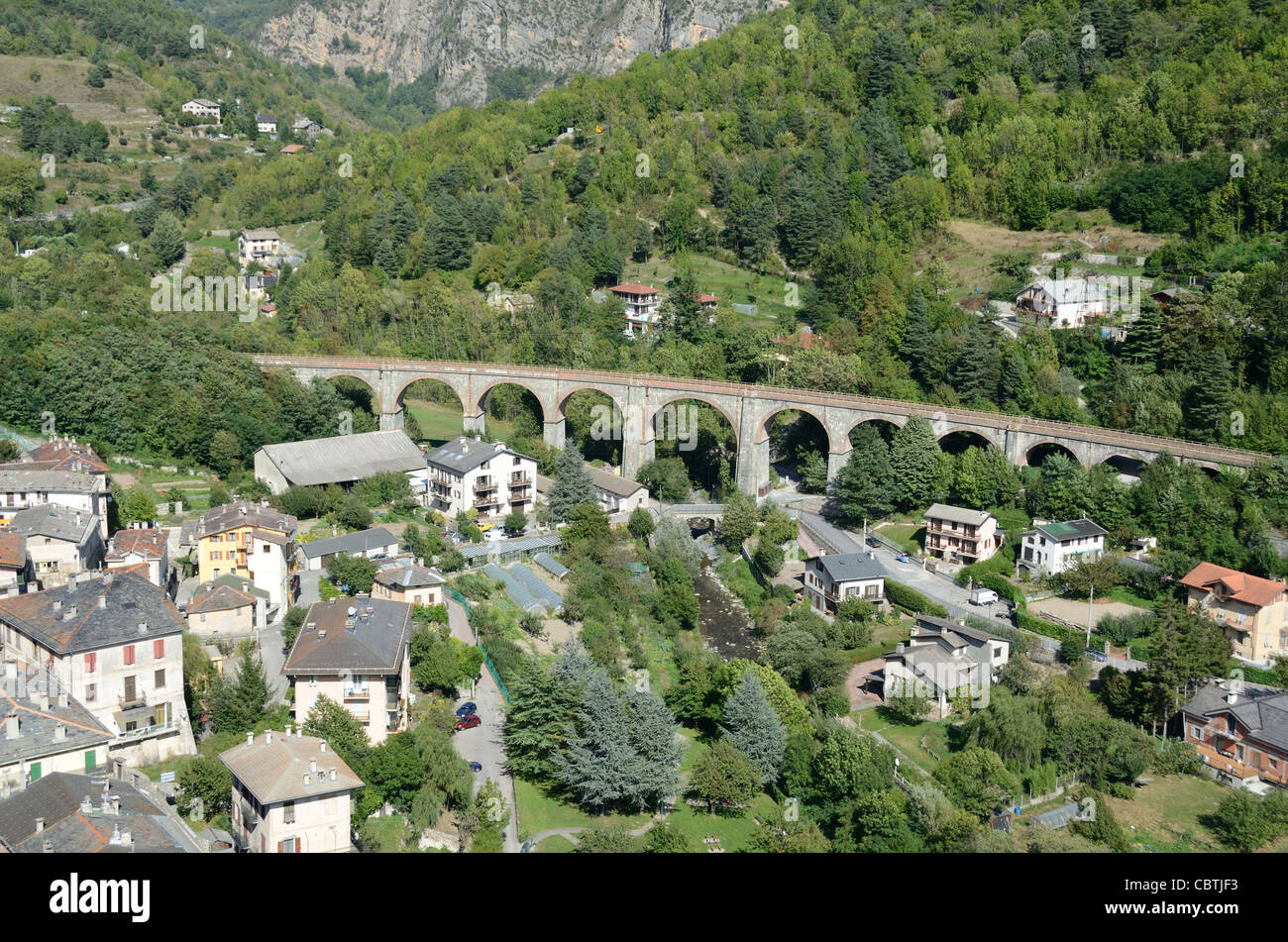 Vue aérienne ou vue en angle sur le chemin de fer ou le viaduc ferroviaire de Tende sur la ligne Nice à Cuneo, Tende, vallée de Roya, Alpes-Maritimes, France Banque D'Images