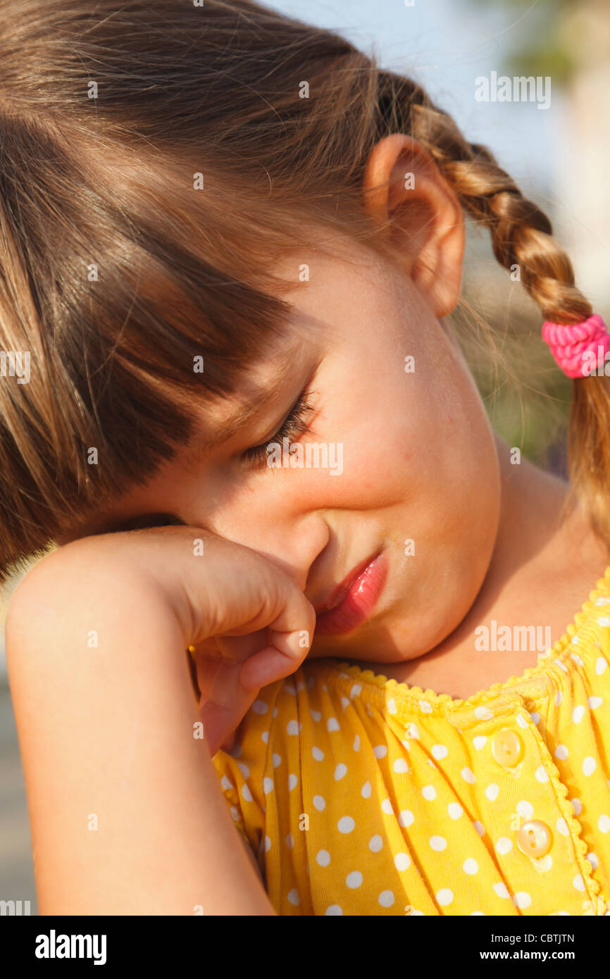 Quatre ans, fille, à la triste et fatigué. Banque D'Images
