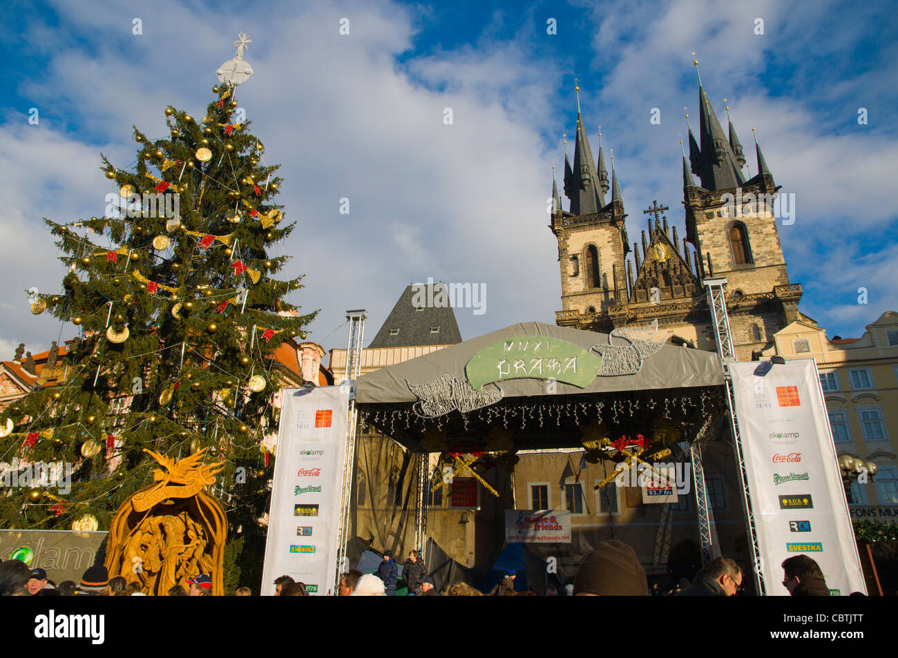 Stage Arbre de noel et l'église de Tyn lors de marché de Noël à la place de la vieille ville Prague République Tchèque Europe Banque D'Images