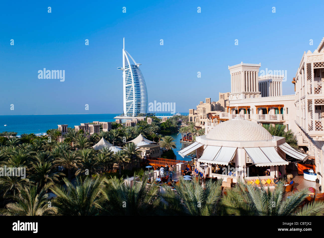 Avis d'hôtels de villégiature à Madinat Jumeirah et l'hôtel Burj al Arab à Dubaï en Émirats Arabes Unis Banque D'Images