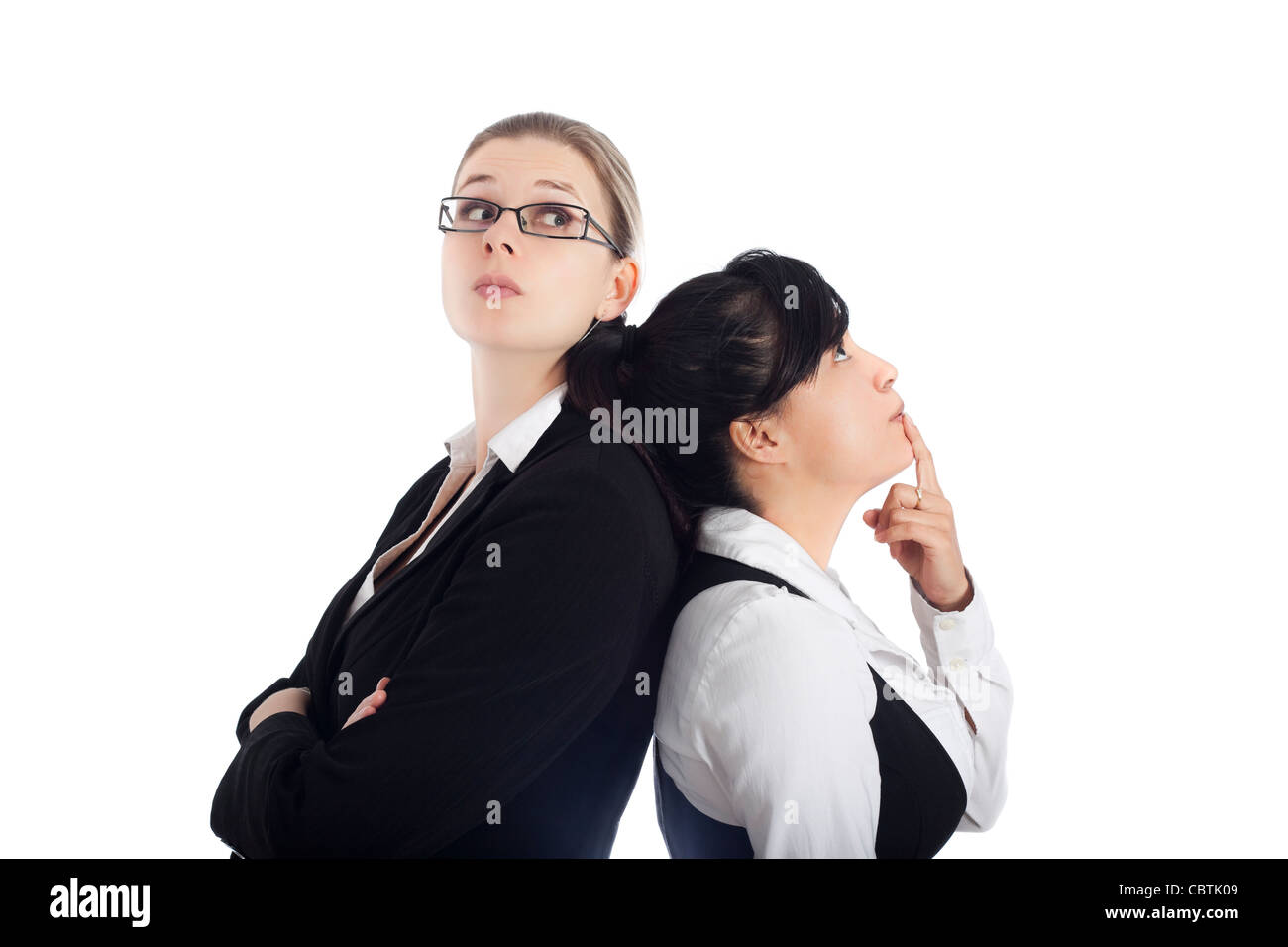 Deux jeunes femmes d'affaires, concept concours isolé sur fond blanc. Banque D'Images