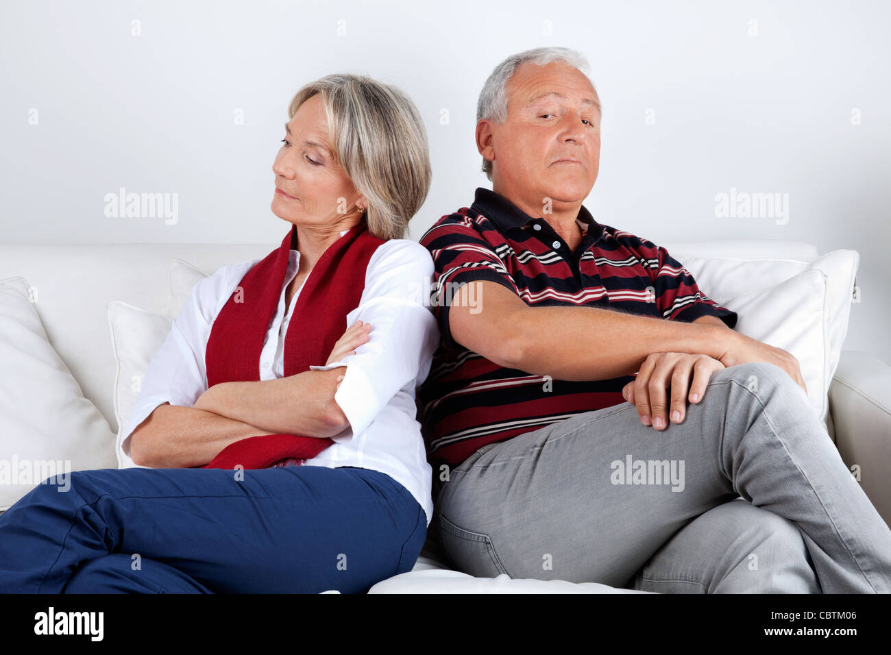 Senior couple sitting on sofa après l'argument Banque D'Images