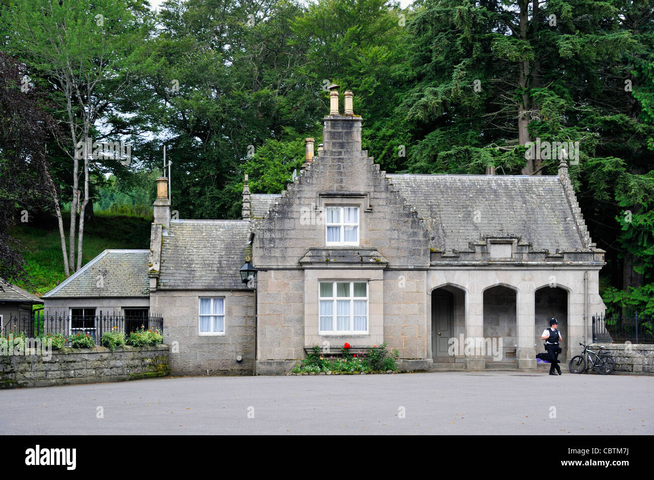 Lodge House à entrée à Balmoral Estate. Balmoral, dans l'Aberdeenshire, Ecosse, Royaume-Uni, Europe. Banque D'Images