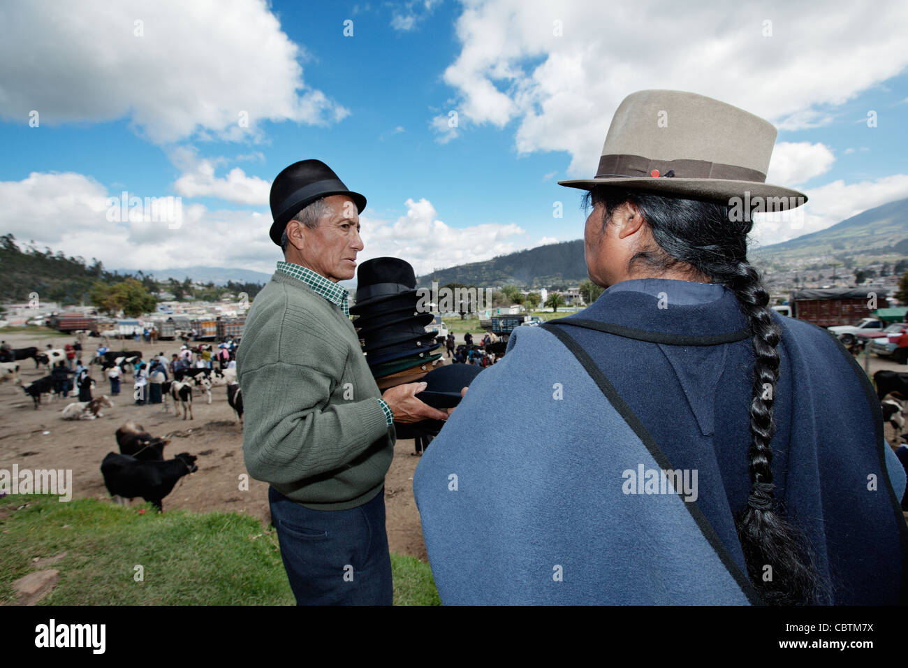 Vente homme chapeaux dans le marché de l'élevage des animaux d'Otavalo (marché), de l'Équateur. Banque D'Images