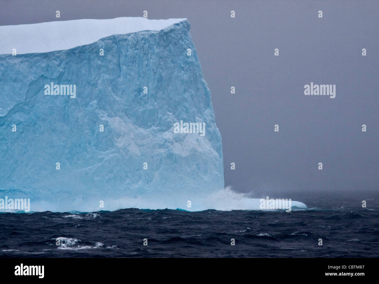Iceberg dans l'océan du Sud, Péninsule Antarctique Banque D'Images