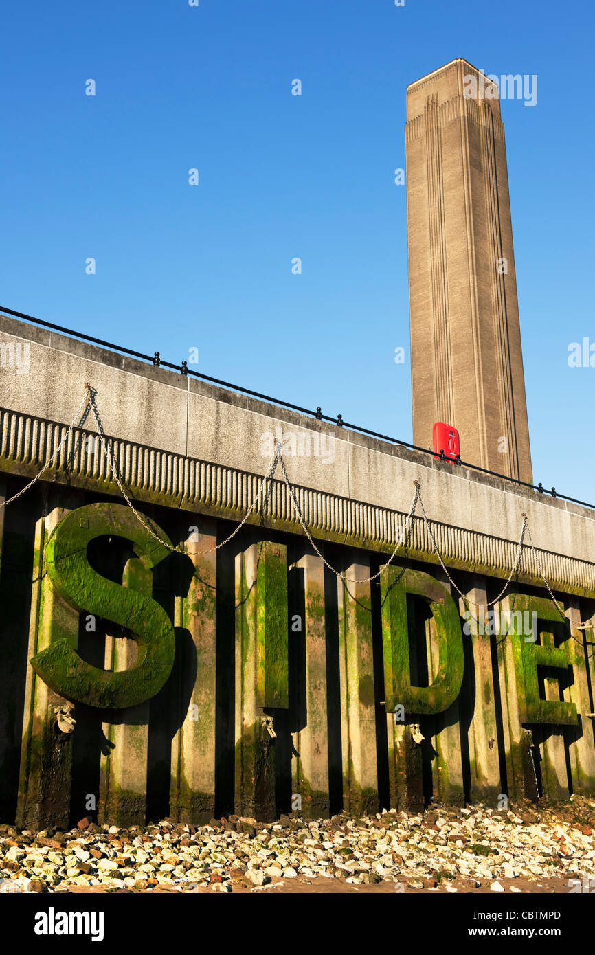 Tate Modern cheminée vu de la rivière Thames avec partie de Bankside et rouge bouée sur un beau matin d'été. Banque D'Images