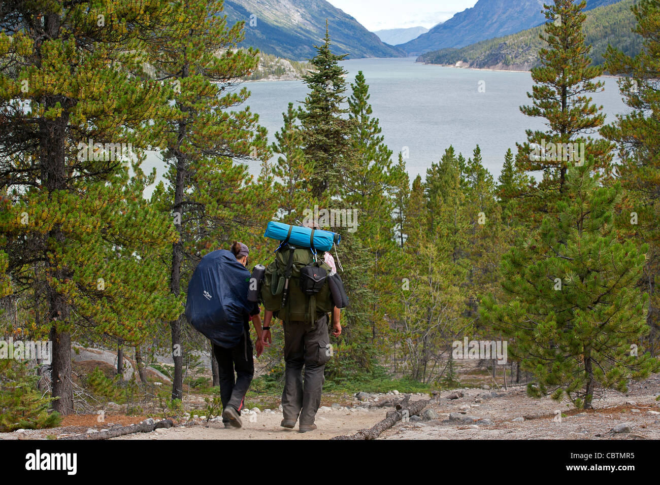 Un couple de randonneurs arrivant au lac Bennett, étape finale de la piste Chilkoot. La Colombie-Britannique. Canada Banque D'Images