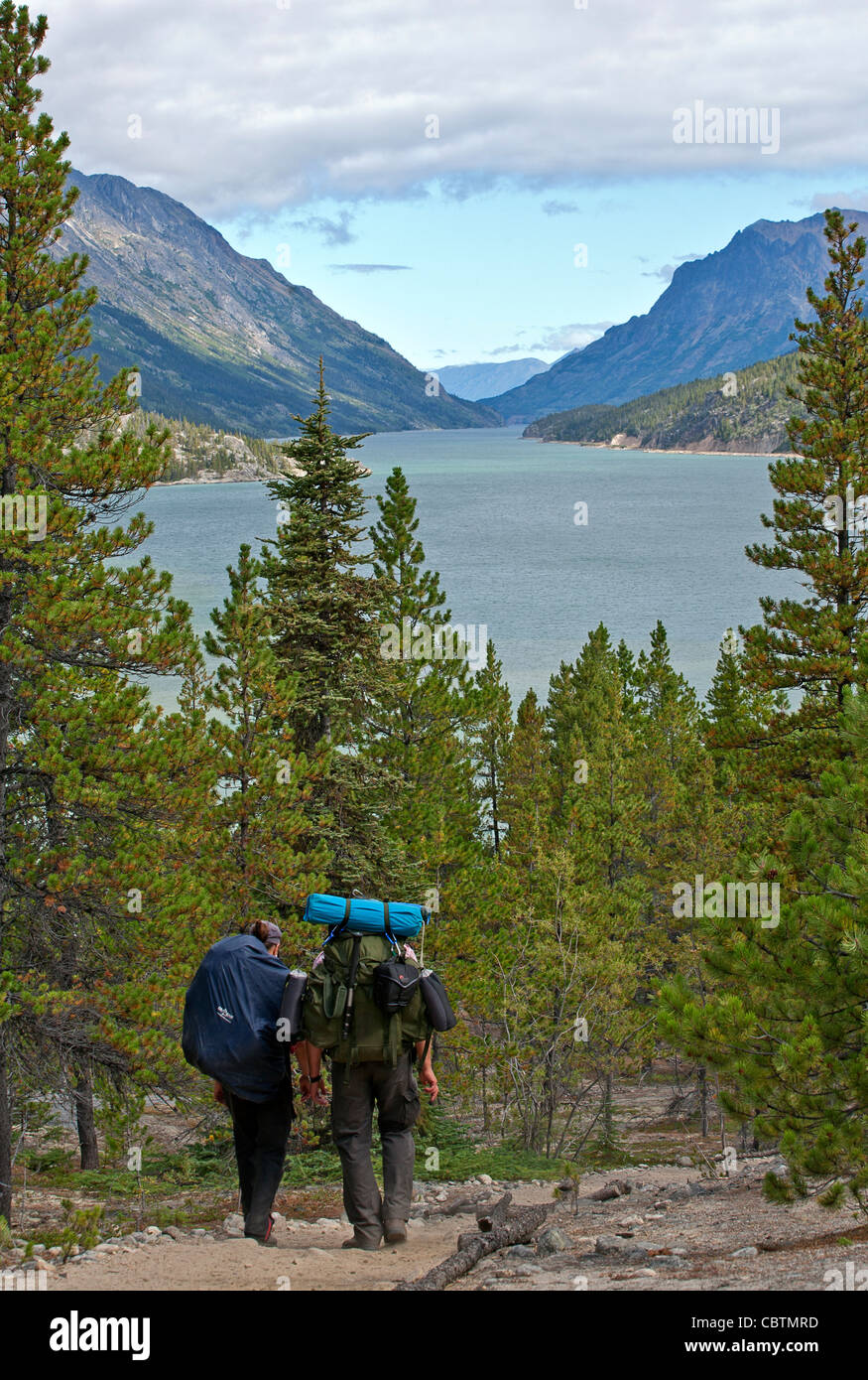 Un couple de randonneurs arrivant au lac Bennett, étape finale de la piste Chilkoot. La Colombie-Britannique. Canada Banque D'Images