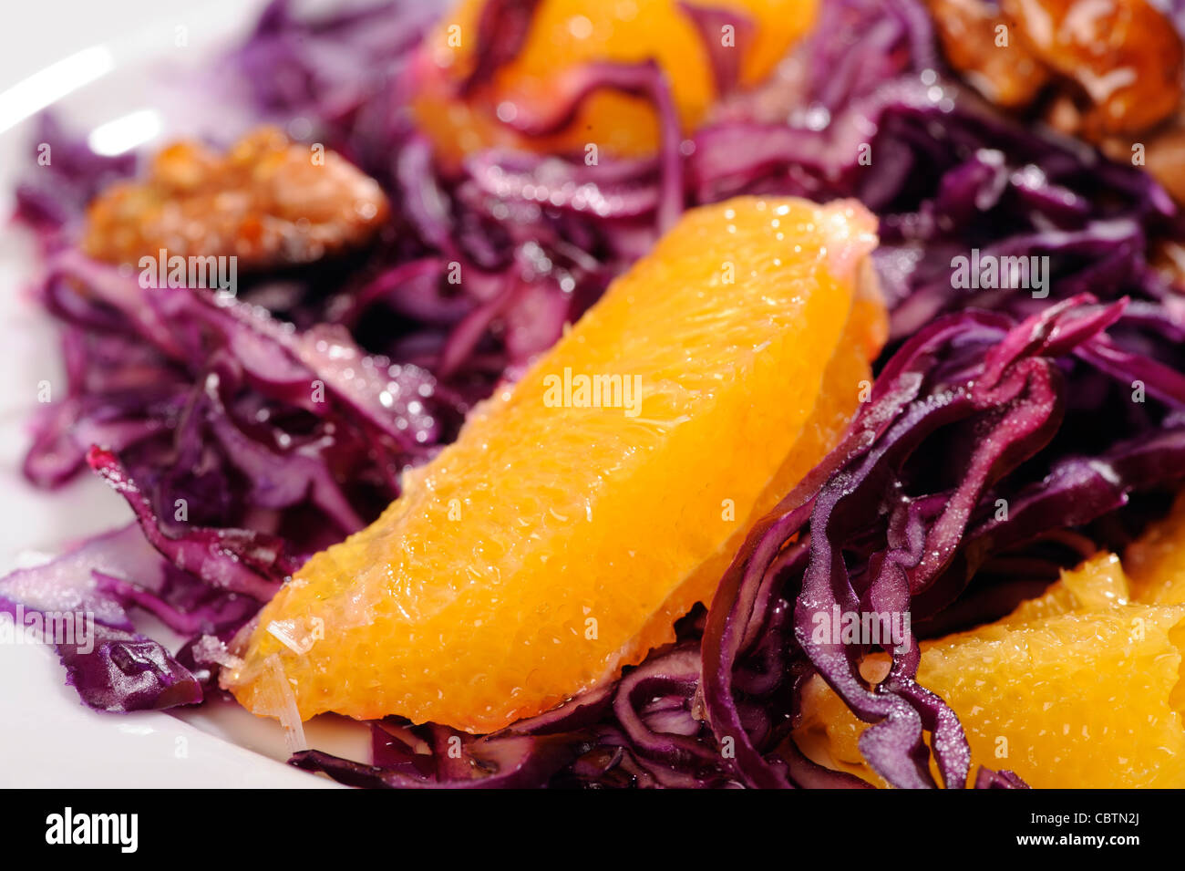 Libre d'une salade de chou rouge aux couleurs vives avec des quartiers d'orange et les noix Banque D'Images