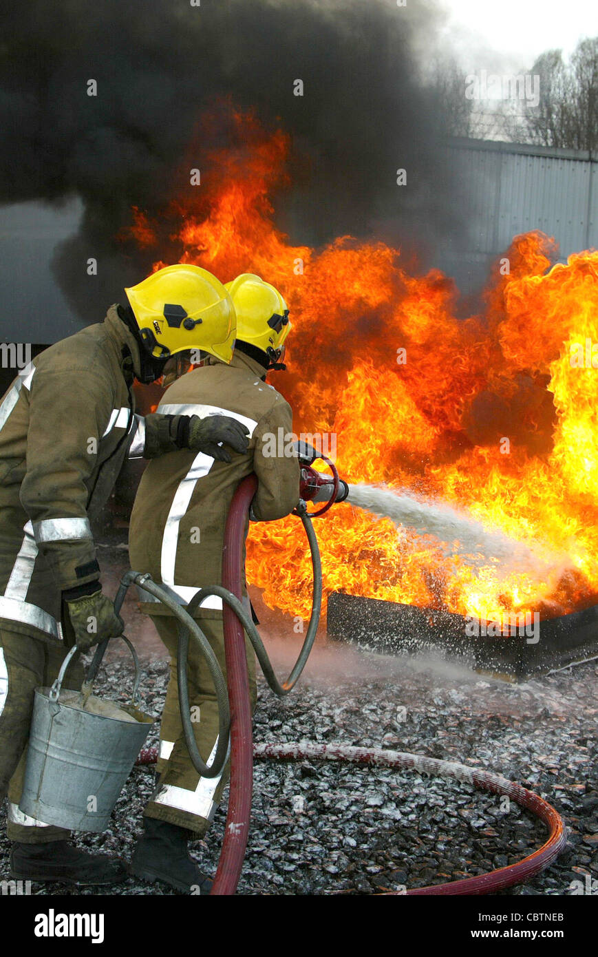 Pompiers lutter contre un feu d'huile avec de la mousse Banque D'Images