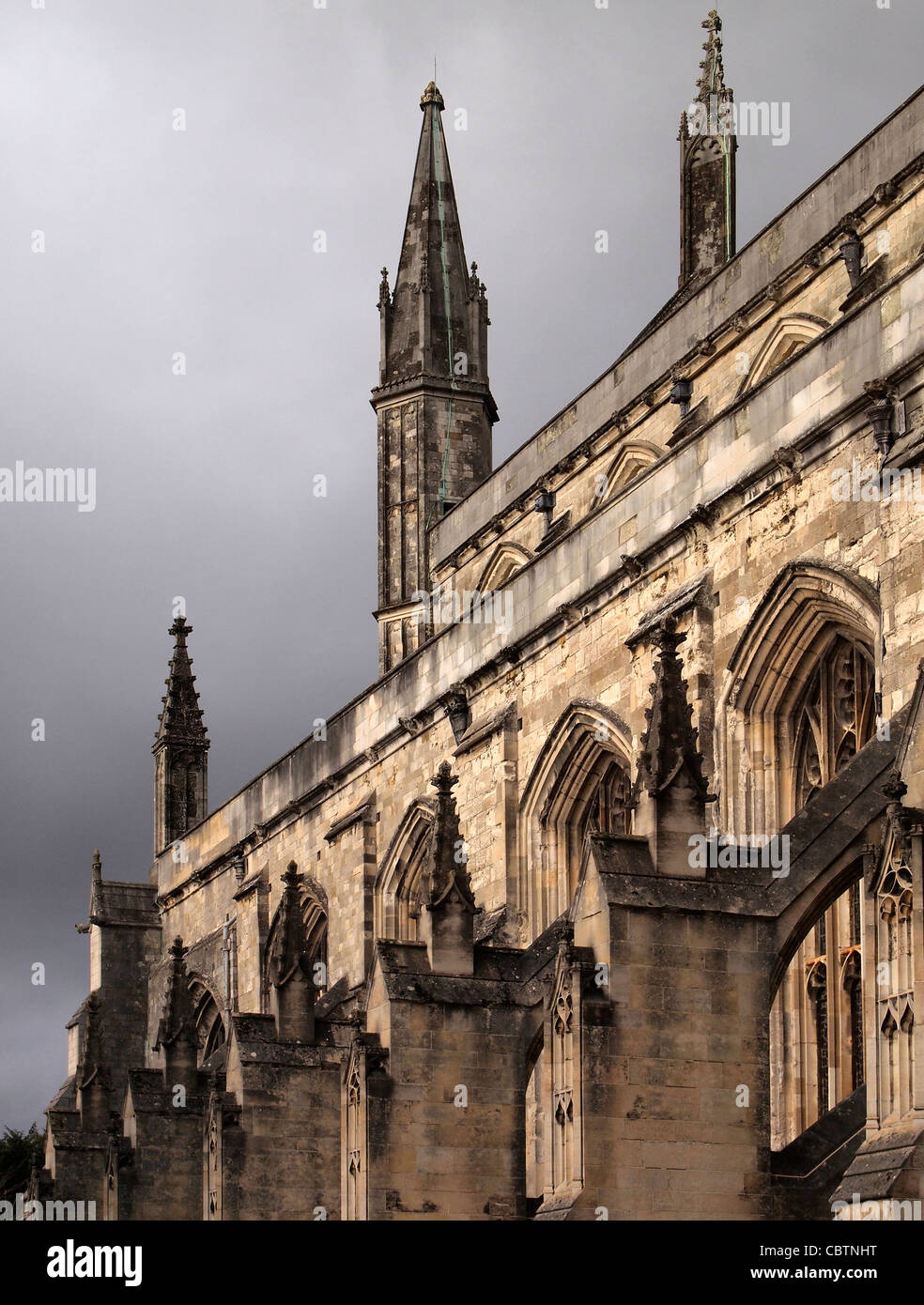 Une partie de l'ouest (côté sud) La cathédrale de Winchester, Hampshire, Angleterre reshowing détails des arcs-boutants et claire-voie Banque D'Images