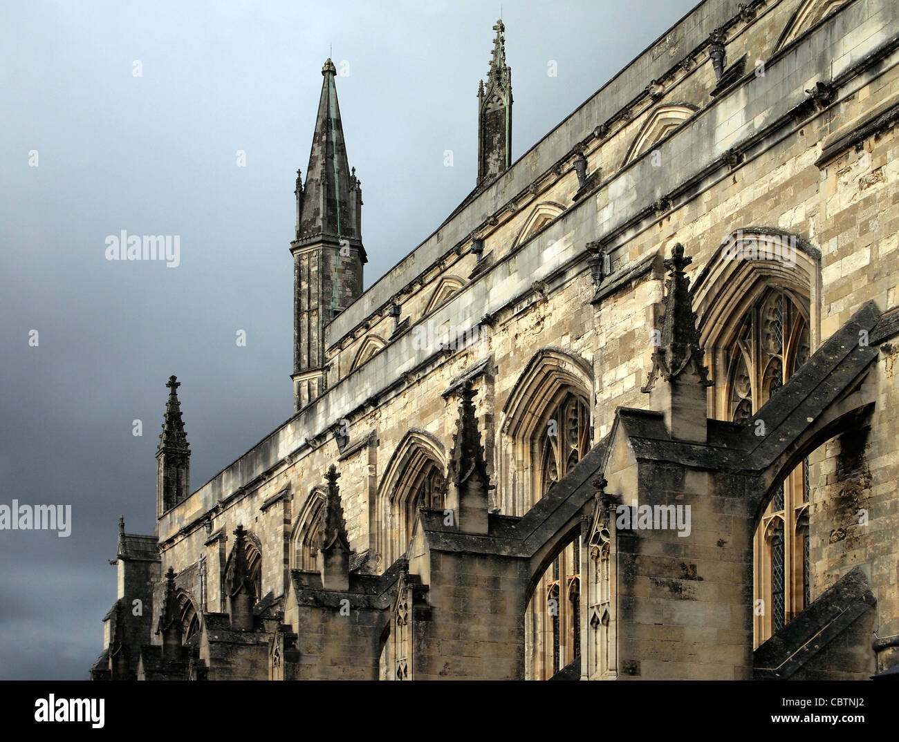 Une partie de l'ouest (côté sud) La cathédrale de Winchester, Hampshire, Angleterre reshowing détails des arcs-boutants et claire-voie Banque D'Images