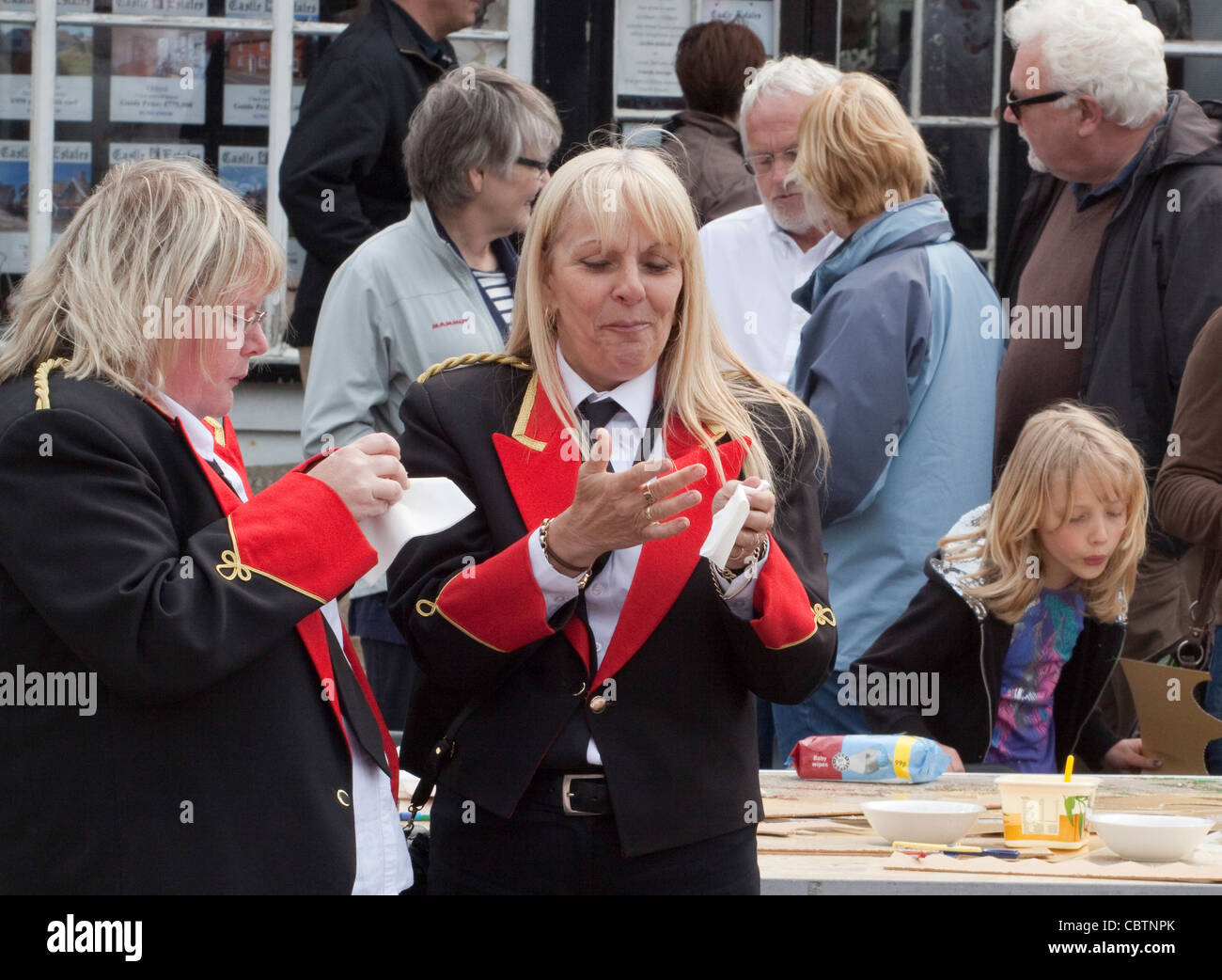Une fête de rue à deux membres de la bande en laiton femme en uniforme ...