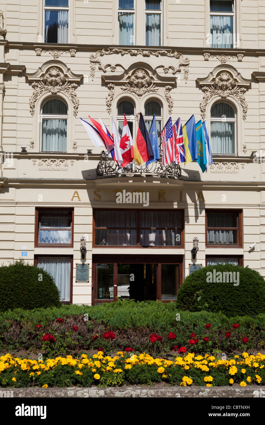 Hôtel Astoria avec porte drapeaux internationaux. Karlovi Vari - Karlsbad, western Bohemia, République Tchèque Banque D'Images