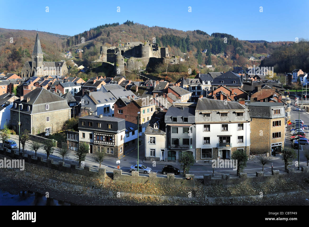 La ville touristique de La Roche-en-Ardenne et son château médiéval le long de la rivière Ourthe, Ardennes, Belgique Banque D'Images