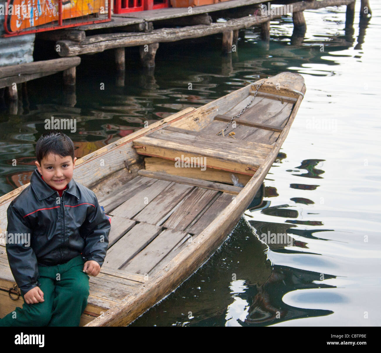 Un garçon sourire à huis clos alors qu'un bateau dans le lac Dal, à Srinagar Banque D'Images