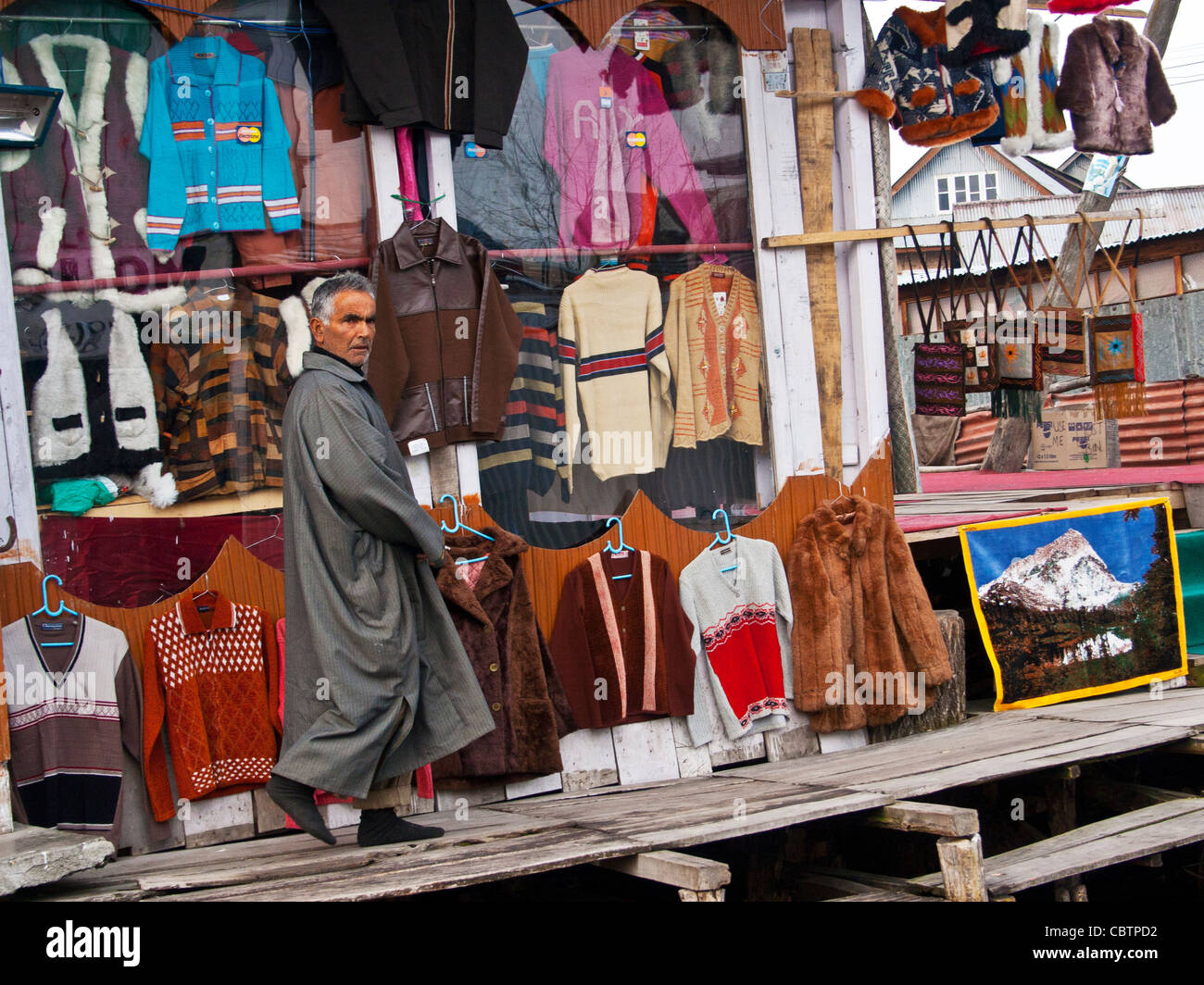 Un commerçant du cachemire dans une boutique de cadeaux et textiles dans le lac Dal's marché flottant. Banque D'Images