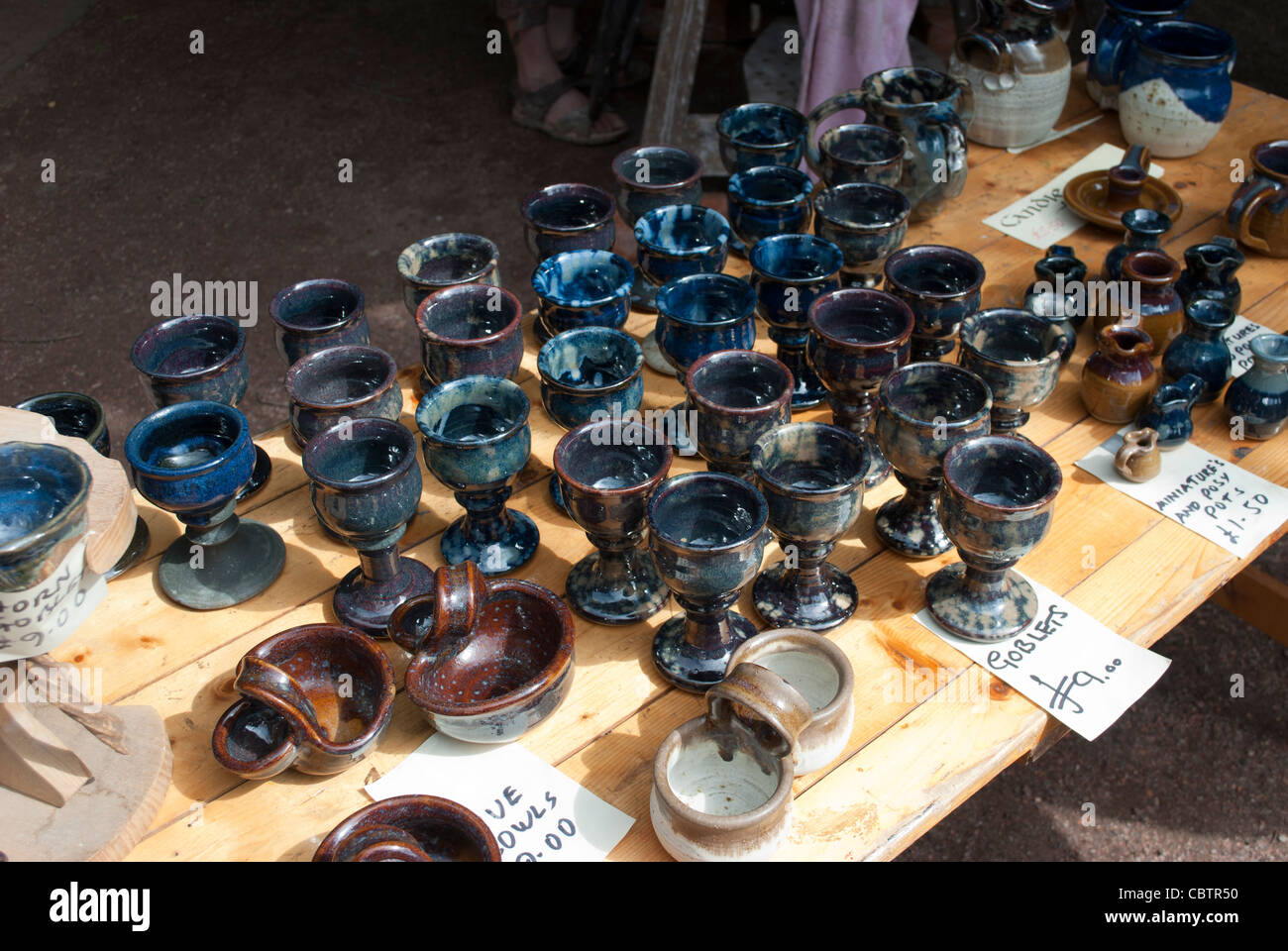 Gobelets poterie pour vente à la juste au festival de Robin des Bois Banque D'Images