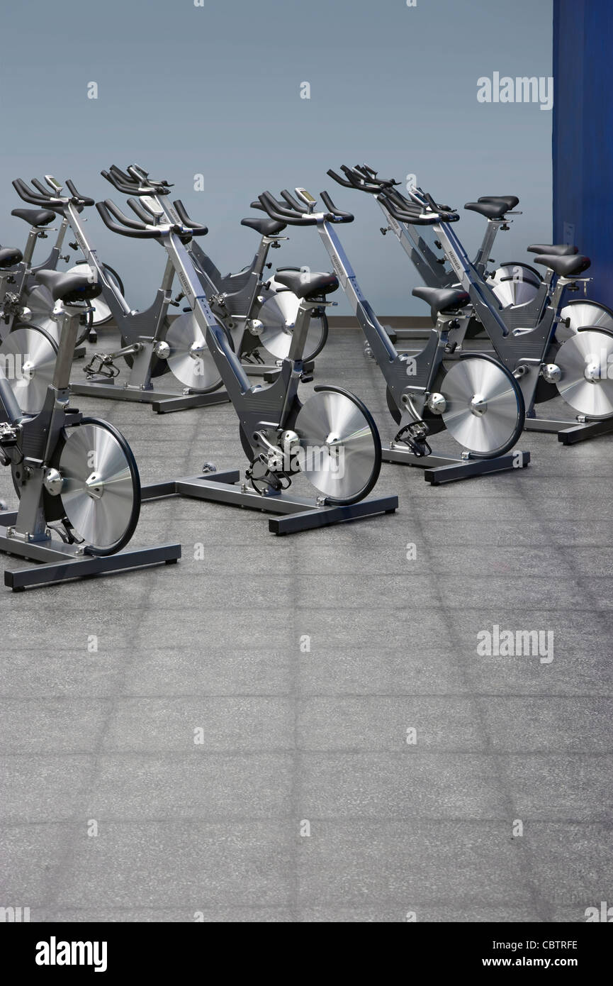 Spinning vélos stationnaires, centre de remise en forme Banque D'Images