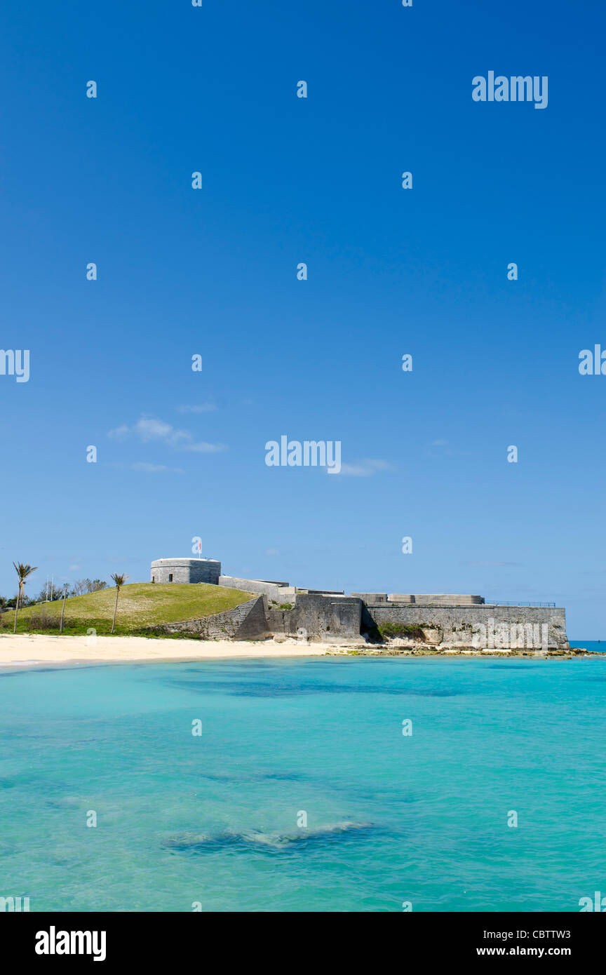 Les Bermudes. Gate's Bay (Saint Catherine's Beach) avec le Fort Sainte Catherine en arrière-plan, les Bermudes. Banque D'Images