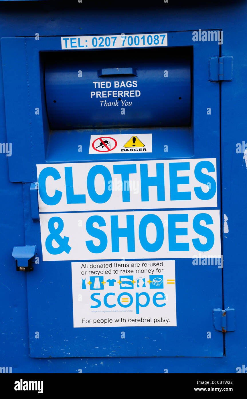 Banque de recyclage des vêtements et chaussures de l'aide de la portée de la Paralysie Cérébrale la charité, Grove Road, Tower Hamlets, London, England, UK Banque D'Images