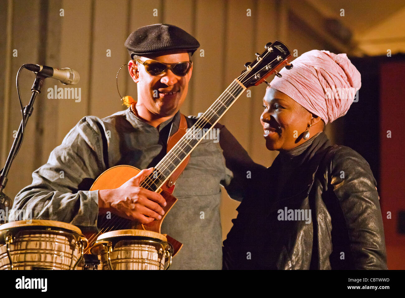 INDIA ARIE chante avec Raul Midon sur la scène jardin - 54ème festival de jazz de Monterey 2011 Banque D'Images