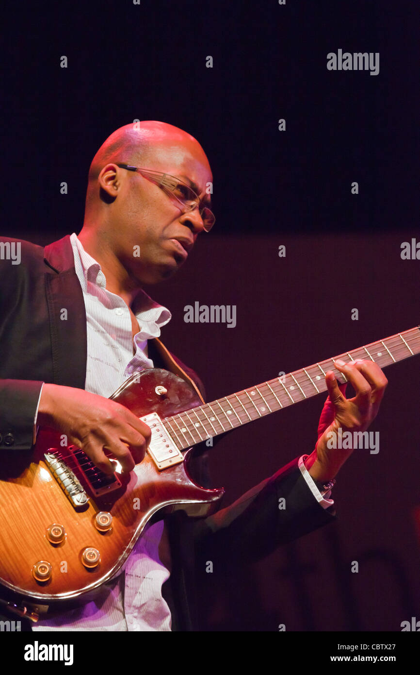 LIONEL LOUEKE, guitariste de Herbie Hancock sur le Jimmy Lyons Étape - 54ème festival de jazz de Monterey 2011 Banque D'Images