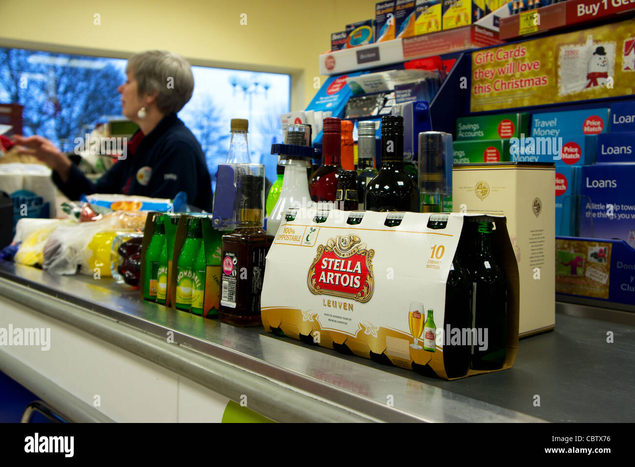Beaucoup d'alcool au supermarché Tesco check-out, uk Banque D'Images