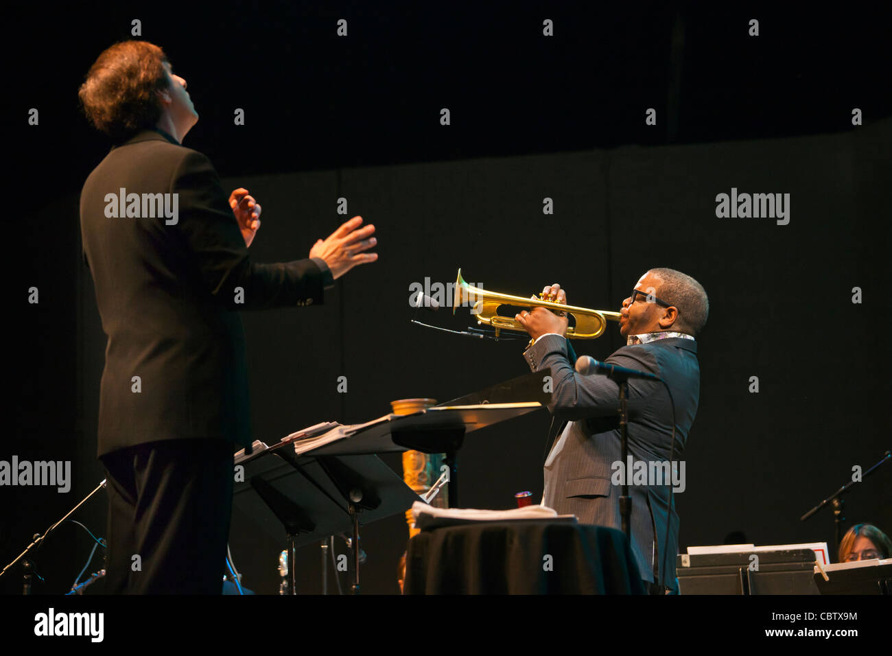 TERENCE BLANCHARD joue la trompette avec l'VINCE MENDOZA sur l'orchestre de Jimmy Lyons Étape - 54ème festival de jazz de Monterey 2011 Banque D'Images