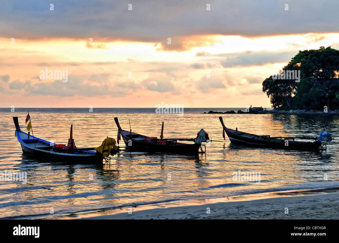Bateaux Longtail près de la plage pendant le coucher du soleil sur Phuket / Thaïlande Banque D'Images