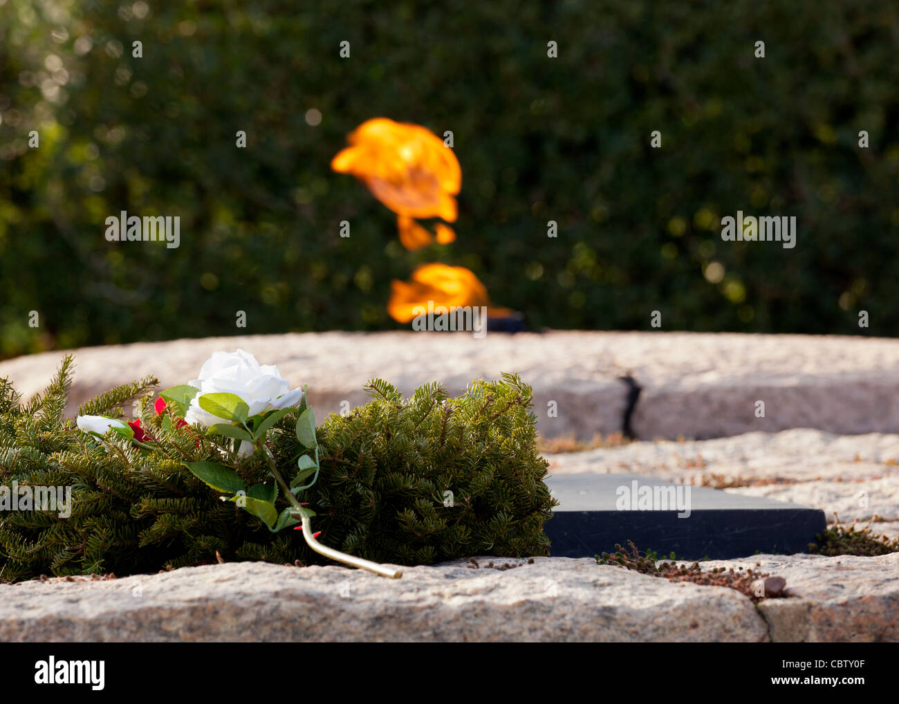 Guirlande de Noël blanc et rose jeter par le côté de la flamme éternelle au Président Kennedy Memorial dans le cimetière d'Arlington Banque D'Images