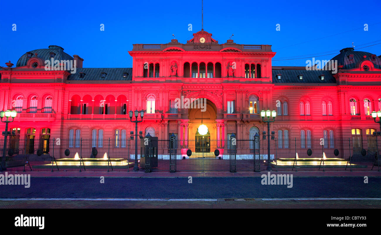 "Maison Rose" (Gouvernement National Palais présidentiel), au crépuscule, avec une nouvelle police à l'entrée. Plaza de Mayo, Buenos Aires. Banque D'Images