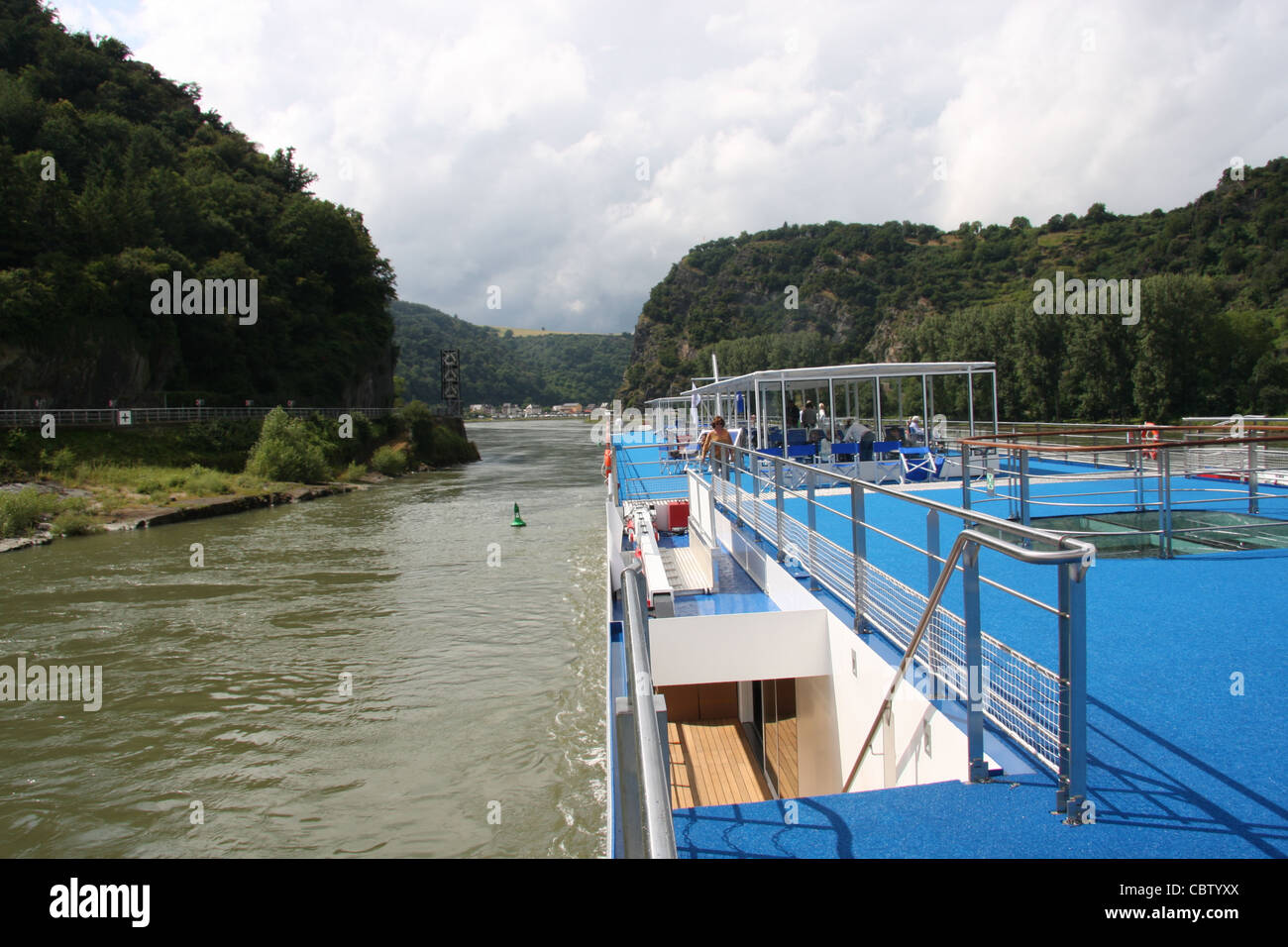 Une croisière bateau ancré à la Lorelei sur le Rhin, Allemagne Banque D'Images