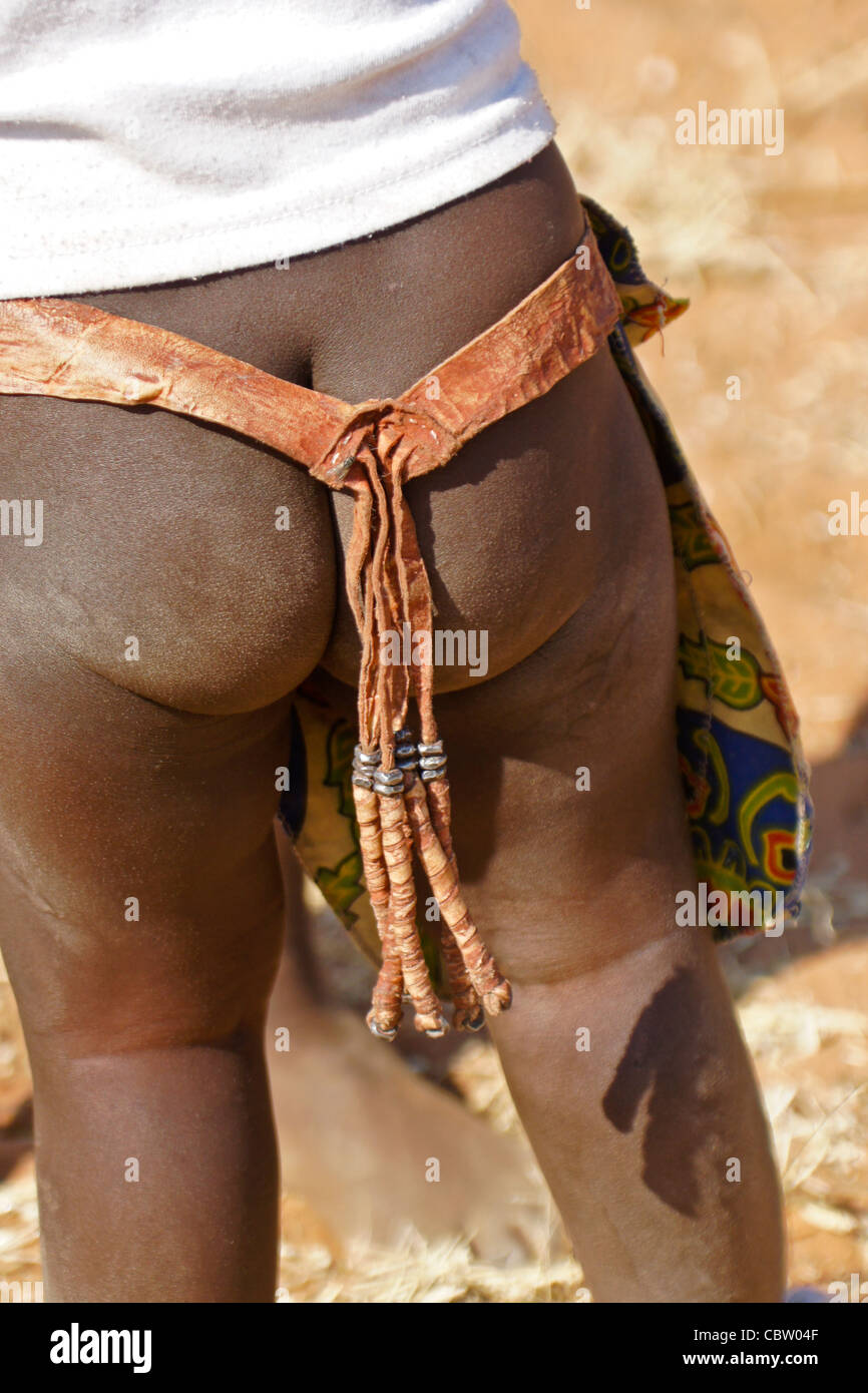 Bébé portant pagne Herero, Damaraland, Namibie Banque D'Images