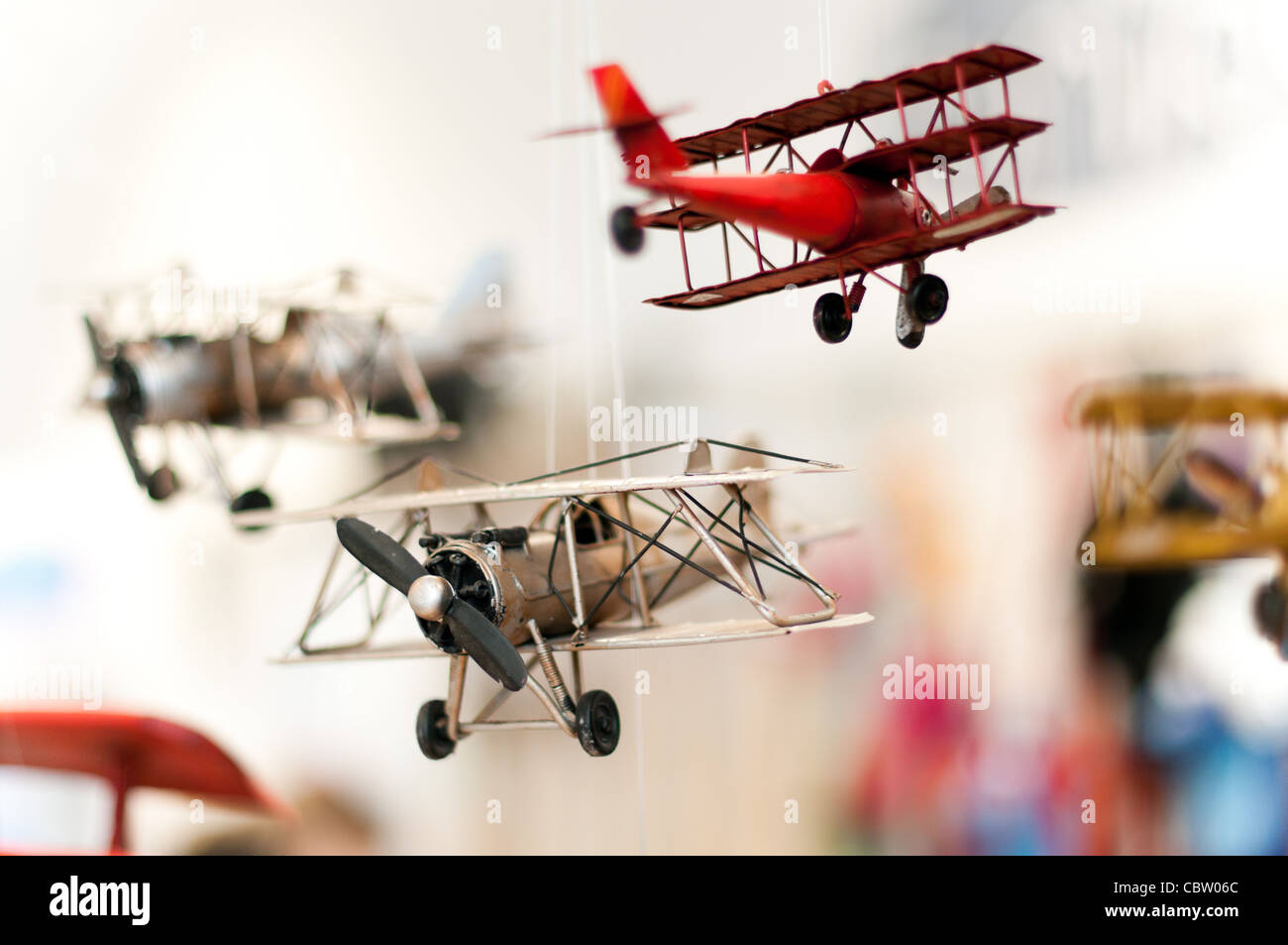 Trois avions jouet ancien style avec l'accent sur premier avion hélice, très peu de profondeur de déposée Banque D'Images