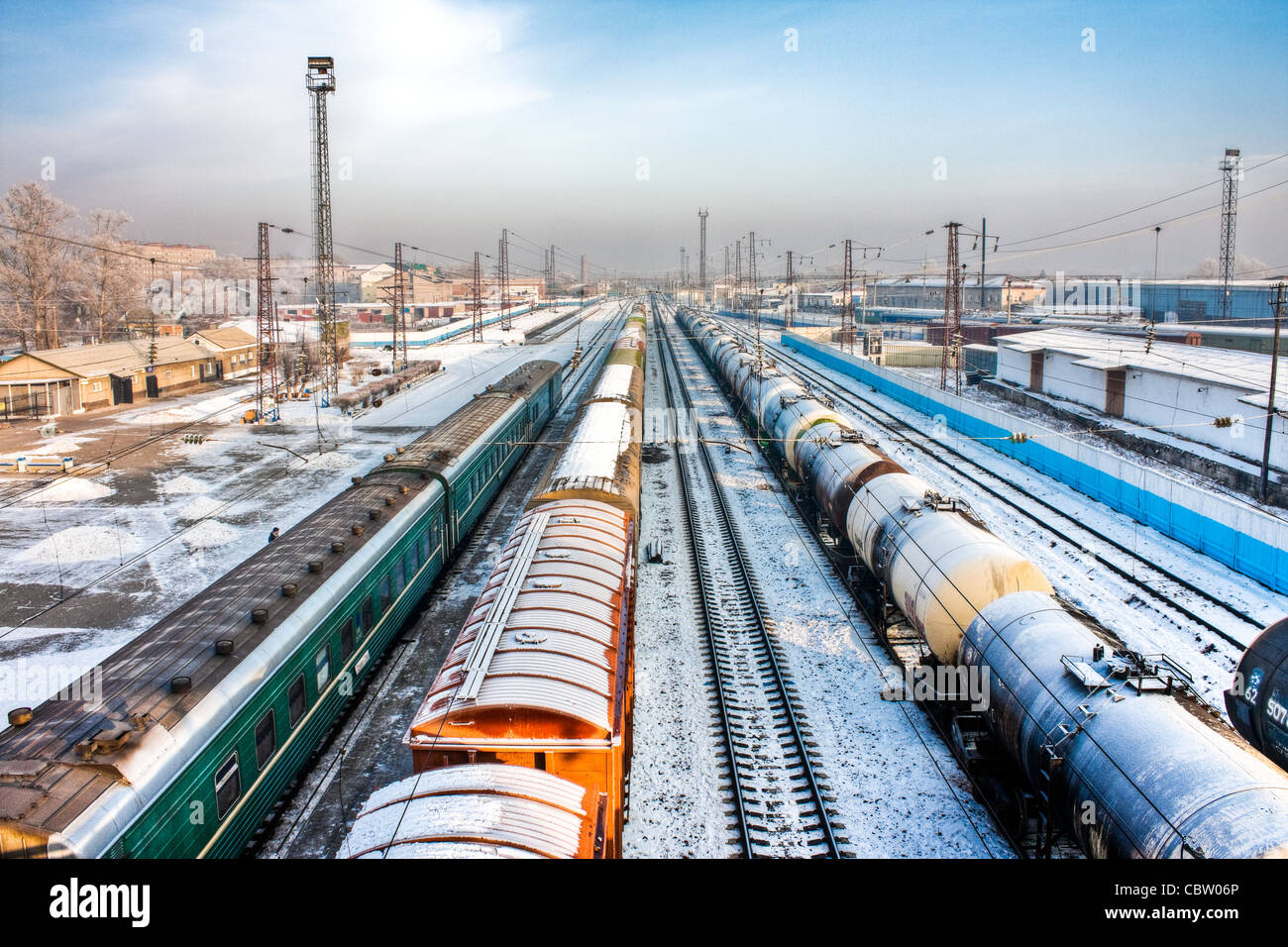 Vue d'hiver de la gare avec des rails et des trains et ciel bleu en arrière-plan Banque D'Images